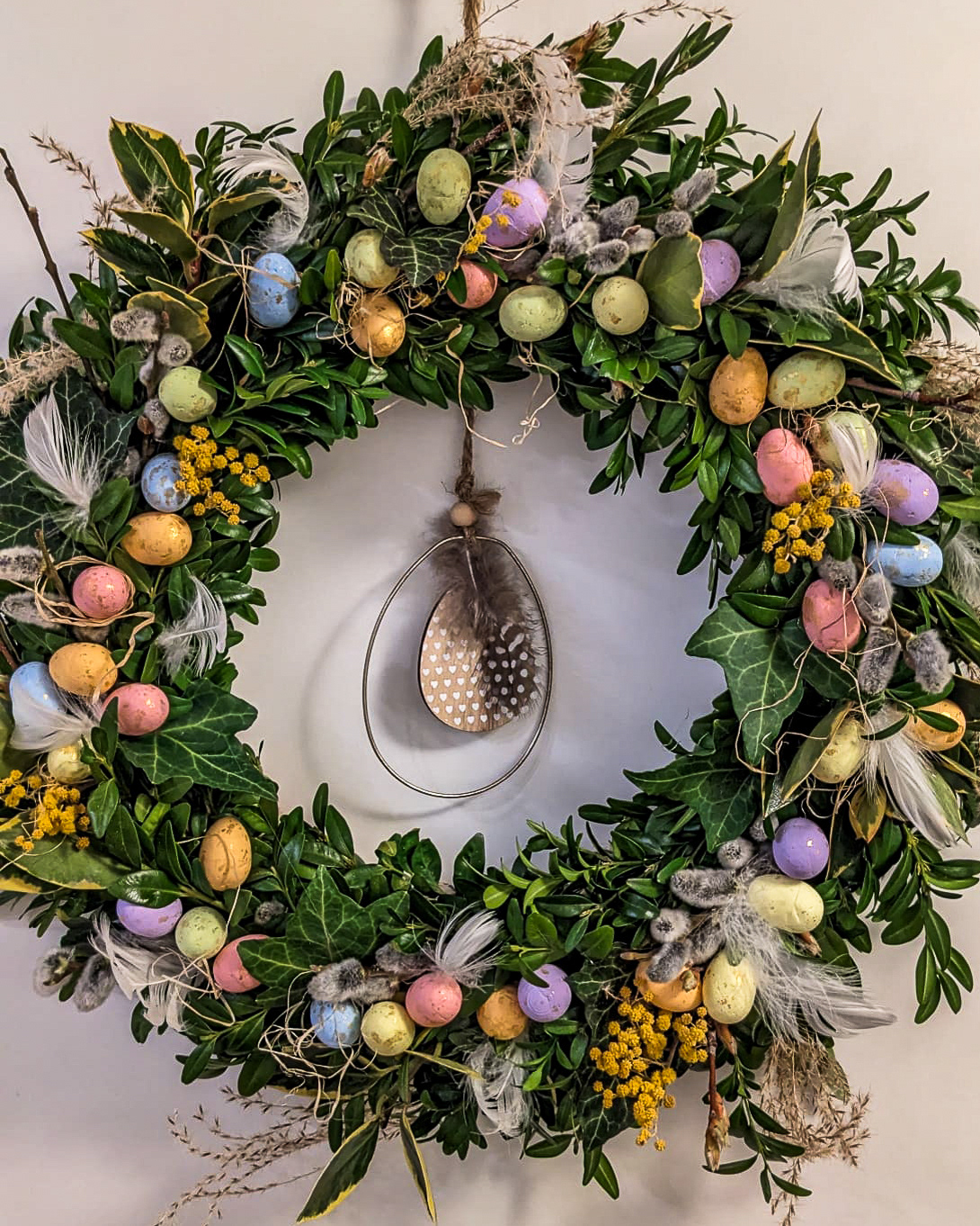 Oster-Kranz mit Ostereiern, Weidenkätzchen & Federn, ca. Ø 40cm, Strohring