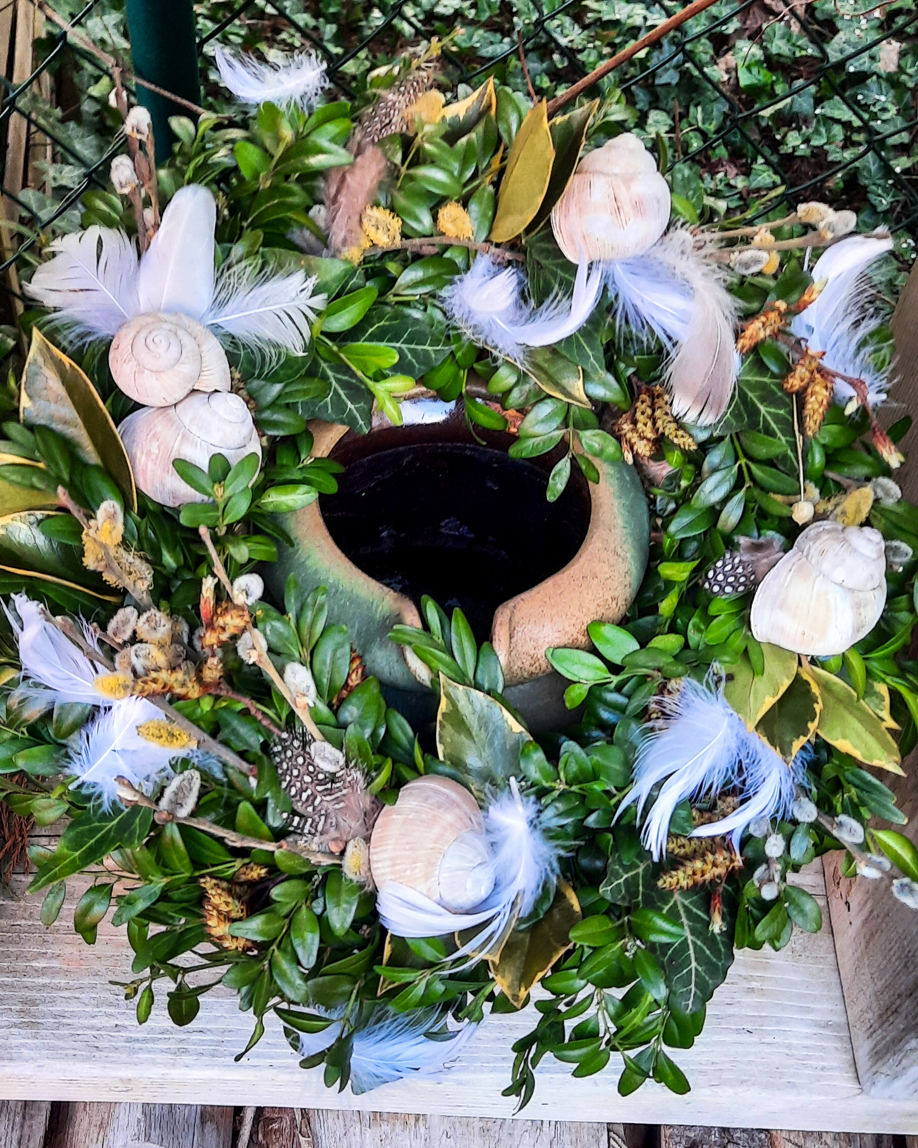 Frühlings-Kranz mit Schneckenhäuschen, Weidenkätzchen & Federn, ca. Ø 40cm, Strohring