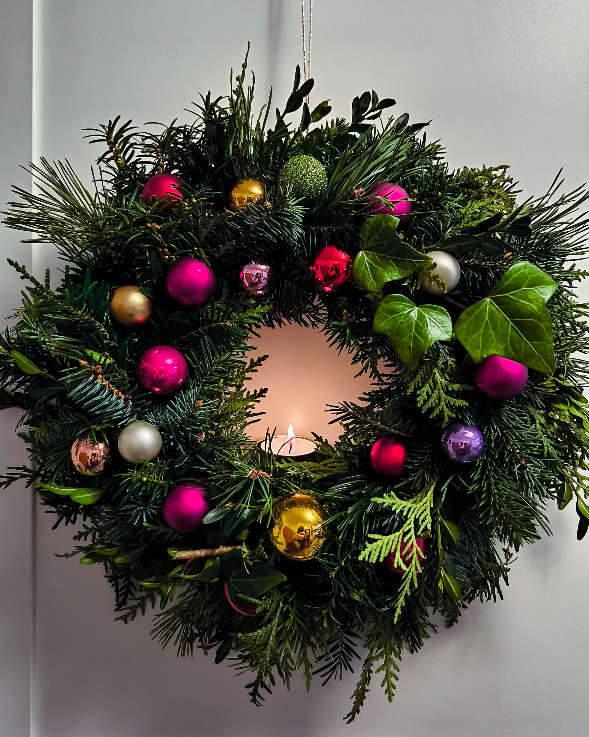 Winter-Kranz mit Weihnachtskugeln, ca. Ø 40cm, Strohring