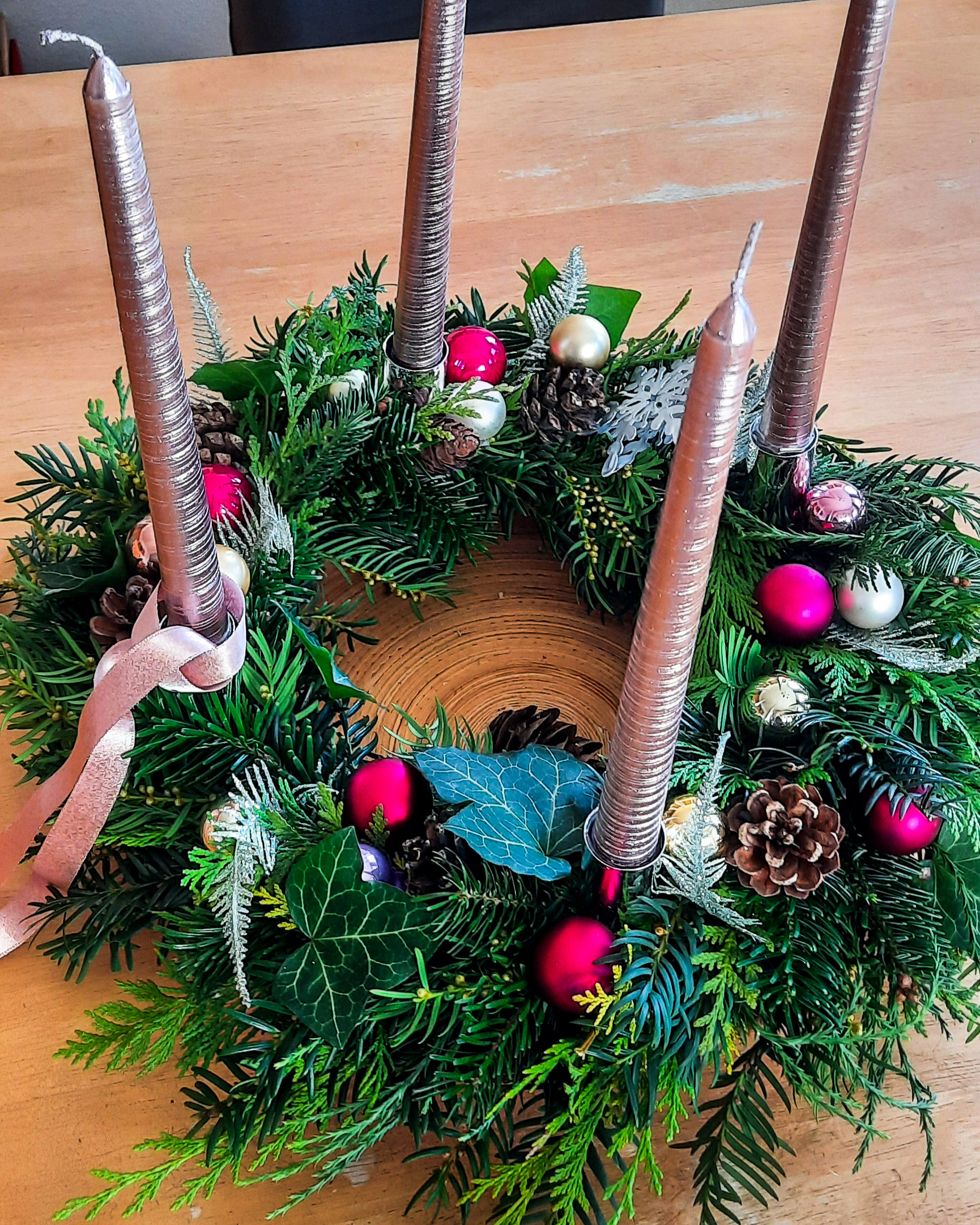 Adventskranz mit Weihnachtsschmuck, ca. Ø 45cm, Strohring