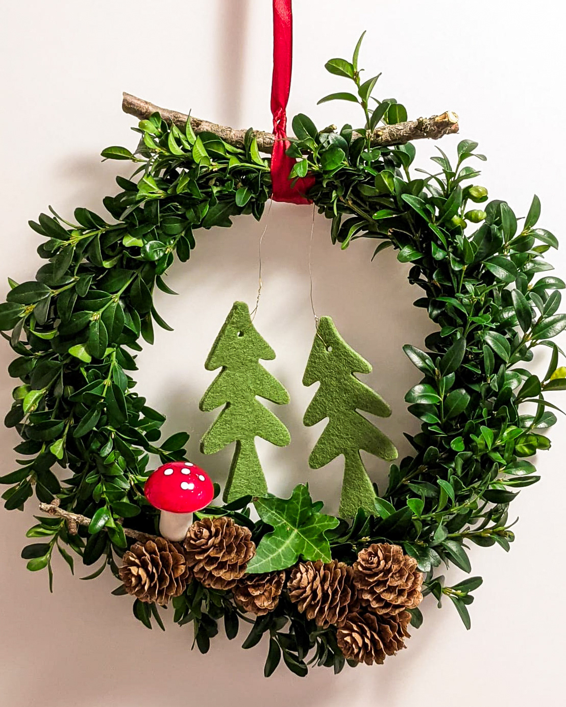 Winter-Kranz mit Zapfen, ca. Ø 28cm, Metallring