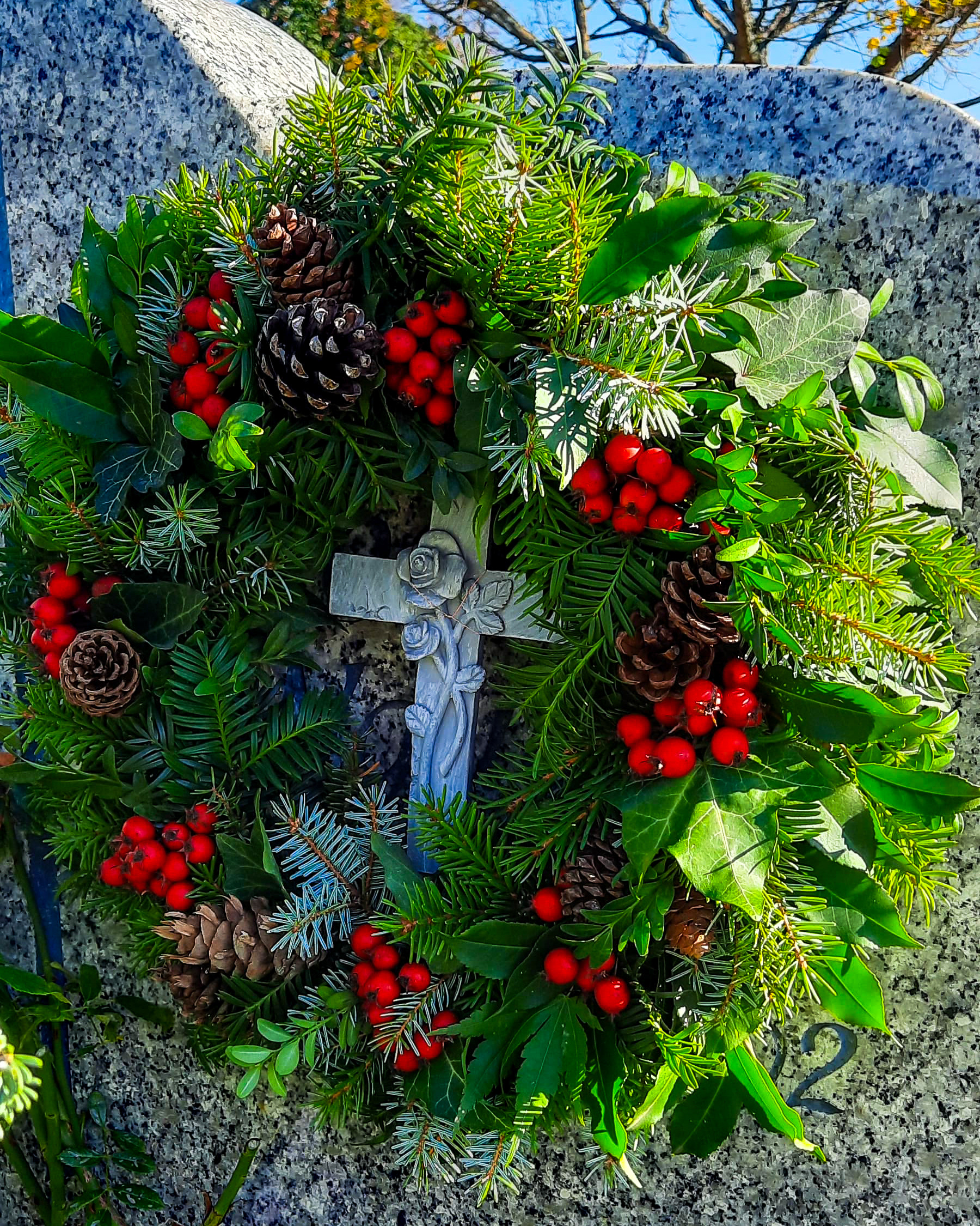 Grabschmuck mit Beeren & Zapfen, ca. Ø 45cm, Strohring