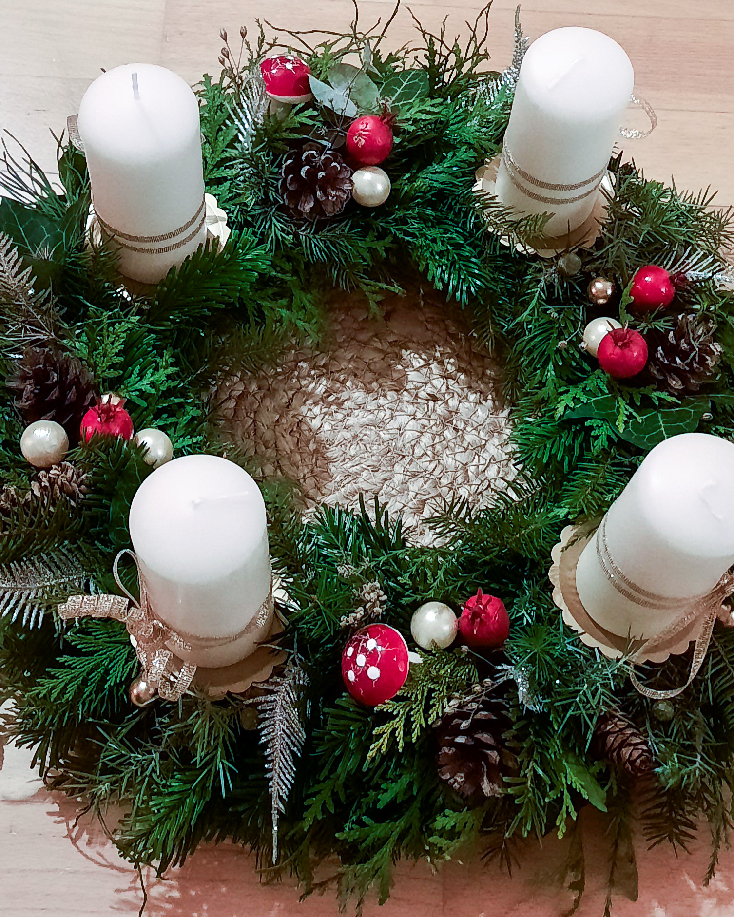 Adventskranz mit Weihnachtsschmuck, ca. Ø 45cm, Strohring