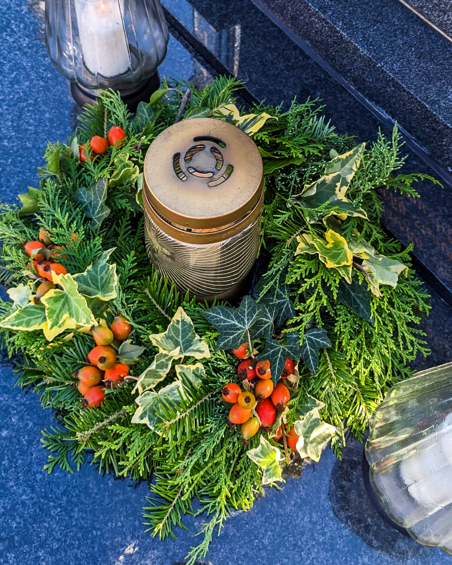 Grabschmuck mit Hagebutten, ca. Ø 45cm, Strohring