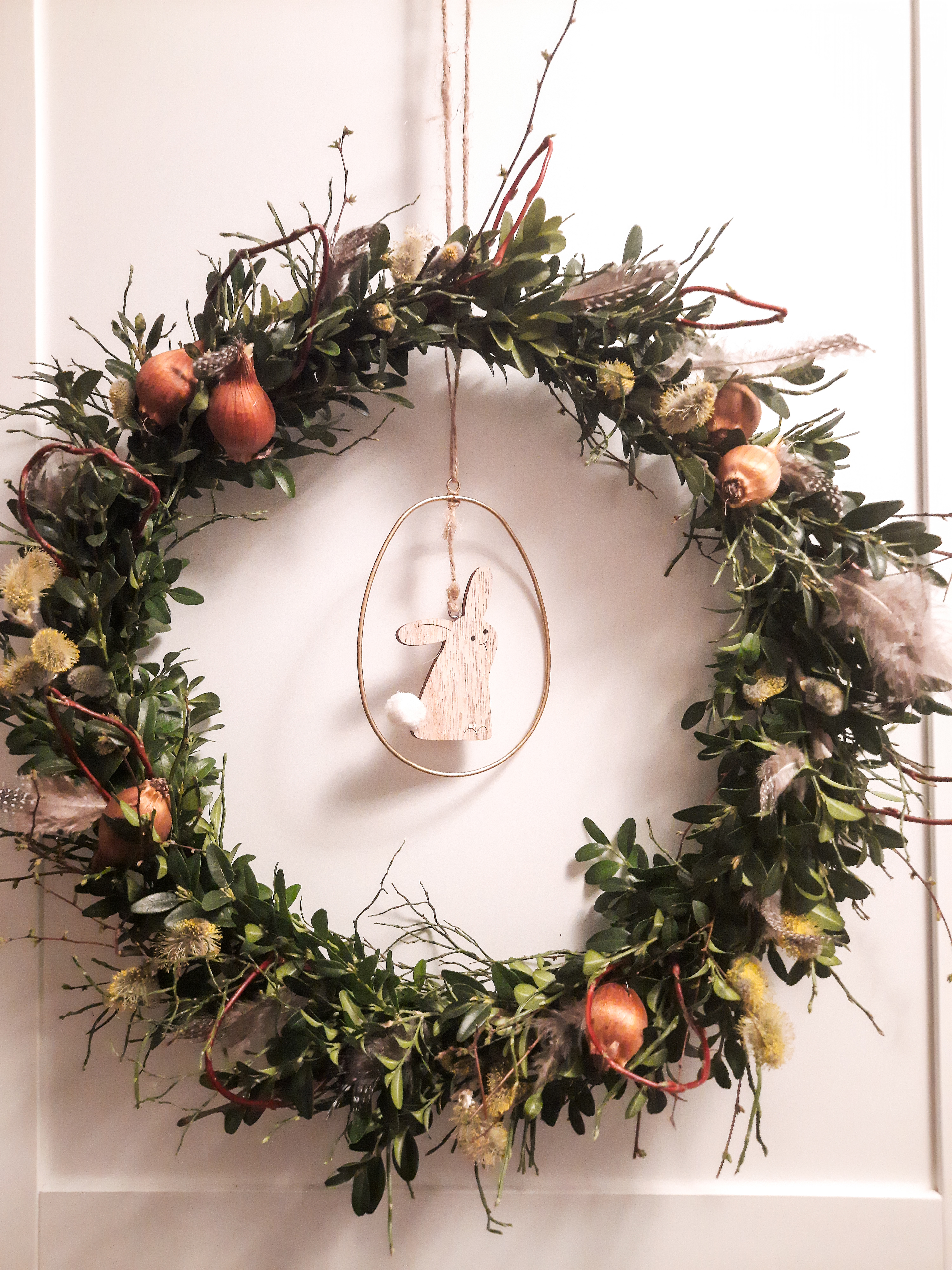 Frühlings-Kranz mit Blütenzwiebeln, Weidenkätzchen & Federn, ca. Ø 36cm, Metallring