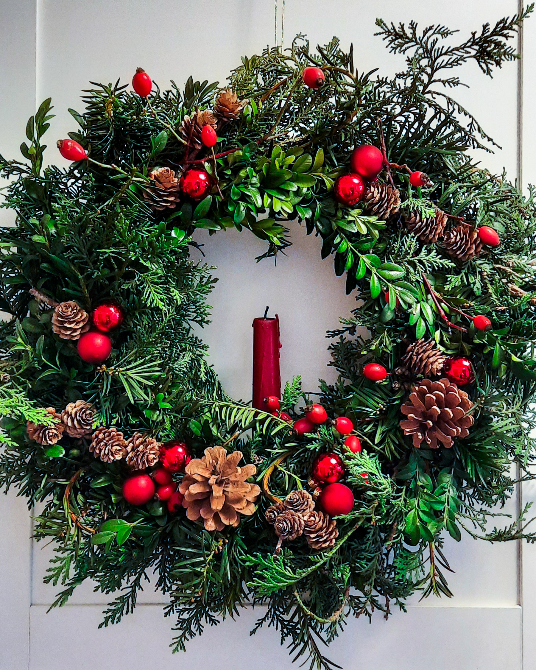 Winter-Kranz mit Zapfen, Beeren & Weihnachtskugeln, ca. Ø 40cm, Strohring