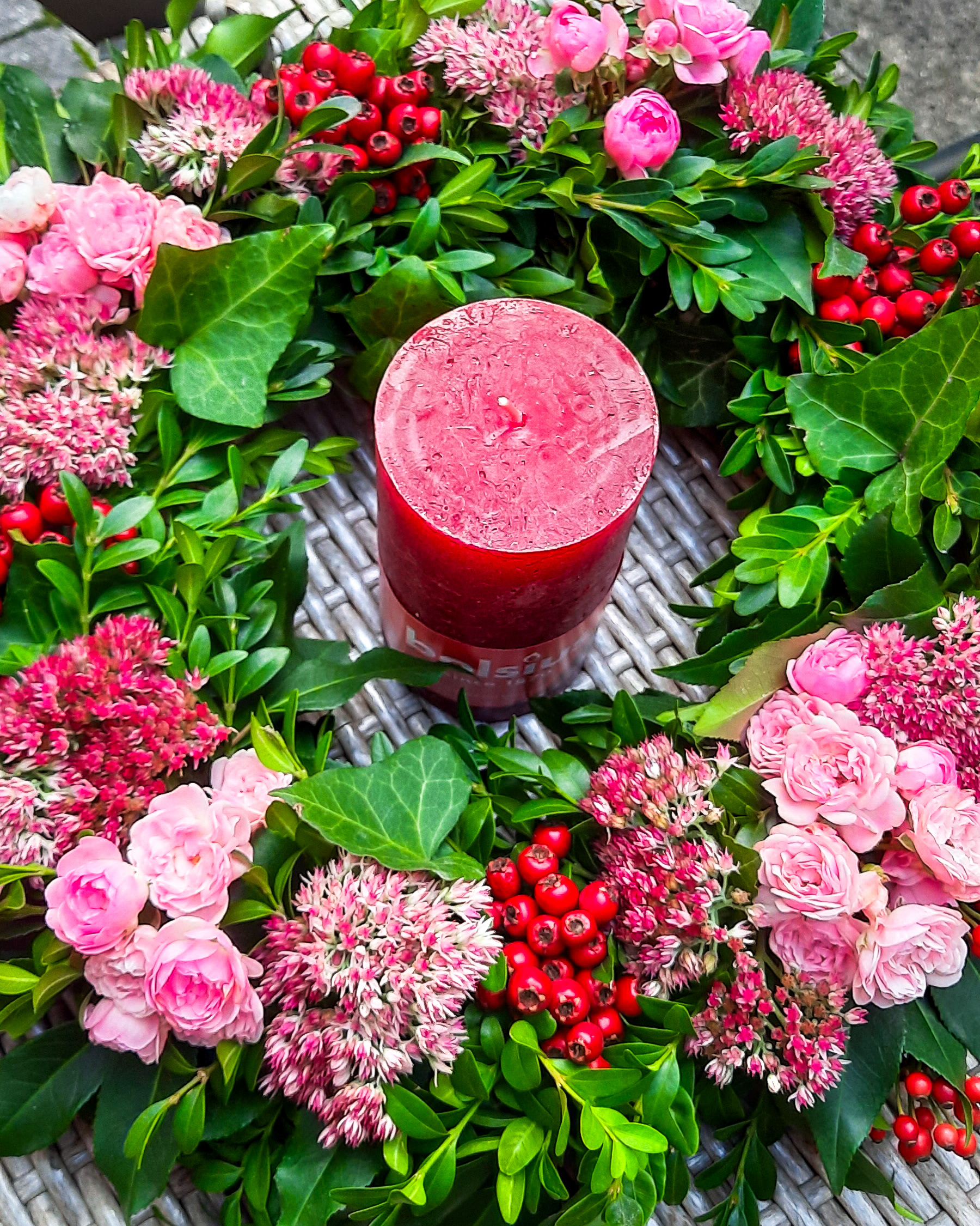 Herbst-Kranz mit Fette Henne, Beeren & Rose, ca. Ø 40cm, Strohring