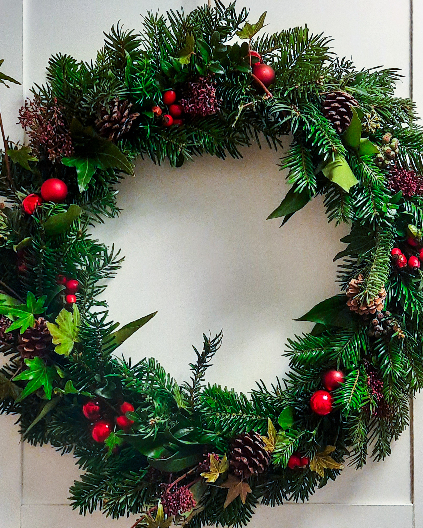 Winter-Kranz mit Zapfen, Beeren & Weihnachtskugeln, ca. Ø 40cm, Strohring