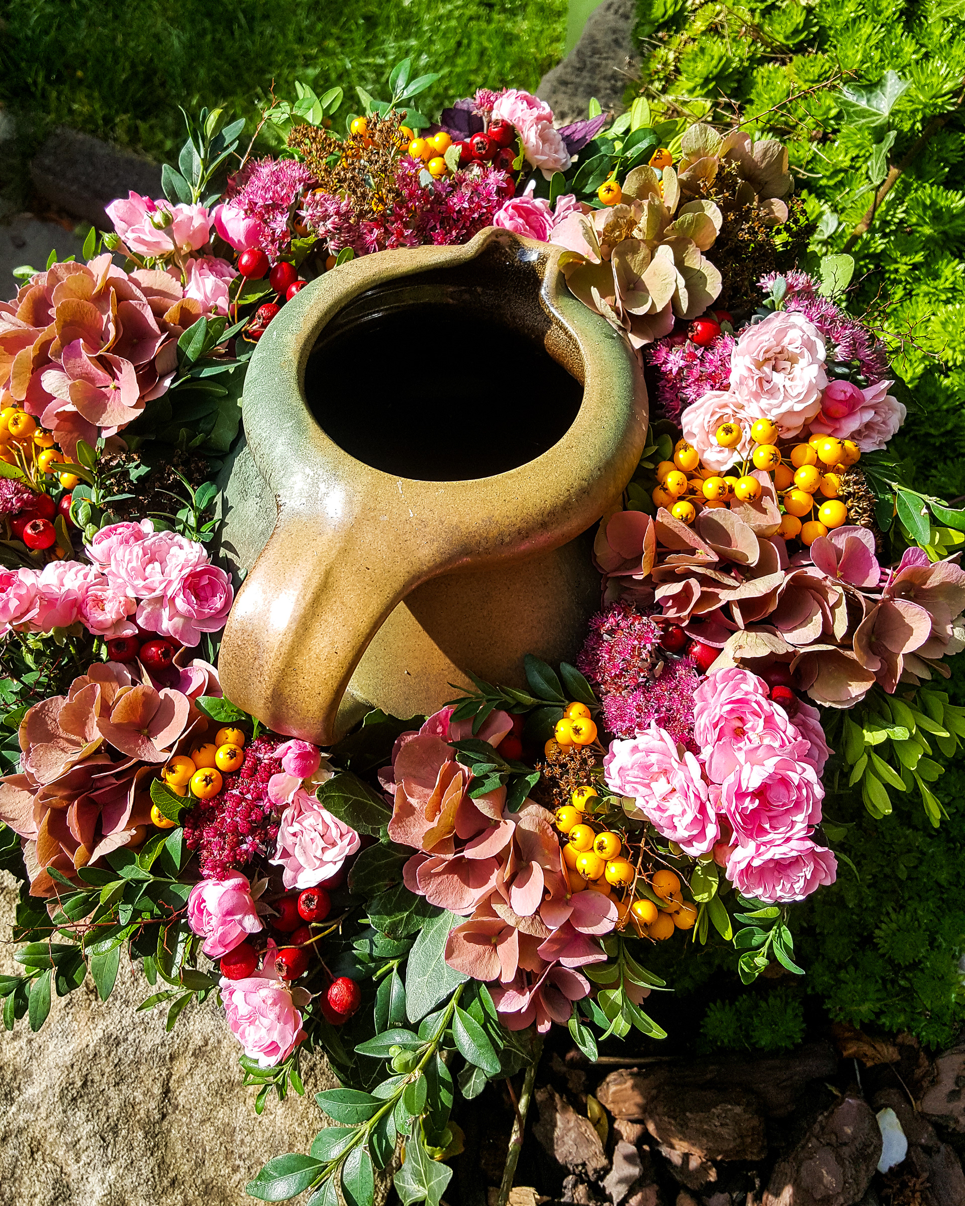 Herbst-Kranz mit Fette Henne, Beeren & Rose, ca. Ø 40cm, Strohring
