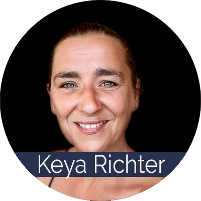 Katja Keya Richter, also known as Mosso Art, is a versatile artist, dancer, teacher, and healer. In her work, she merges creative expression with healing elements, creating a unique symbiosis of movement, culture, and energy work.  As a choreographer and performer, she explores the depths of human emotion and opens up spaces for both personal and collective transformation.  In her teaching, she offers not only dance techniques but also a deeper understanding of body awareness and energetic alignment. Katja’s healing presence and visionary strength inspire people to reconnect with their center and unfold their full potential.