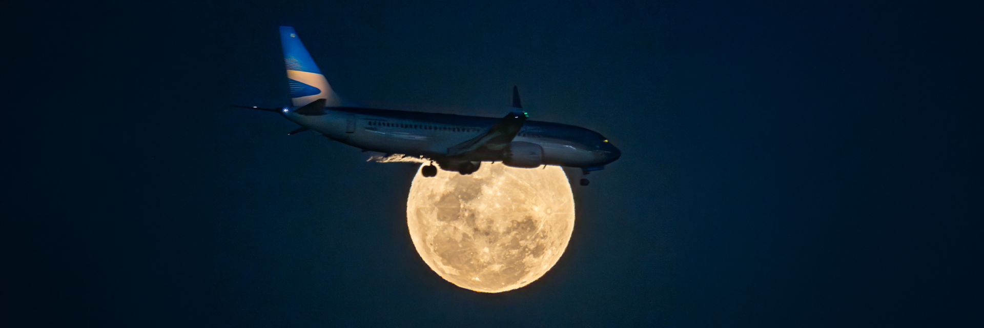 Luna llena y avión, Buenos Aires, Argentina.