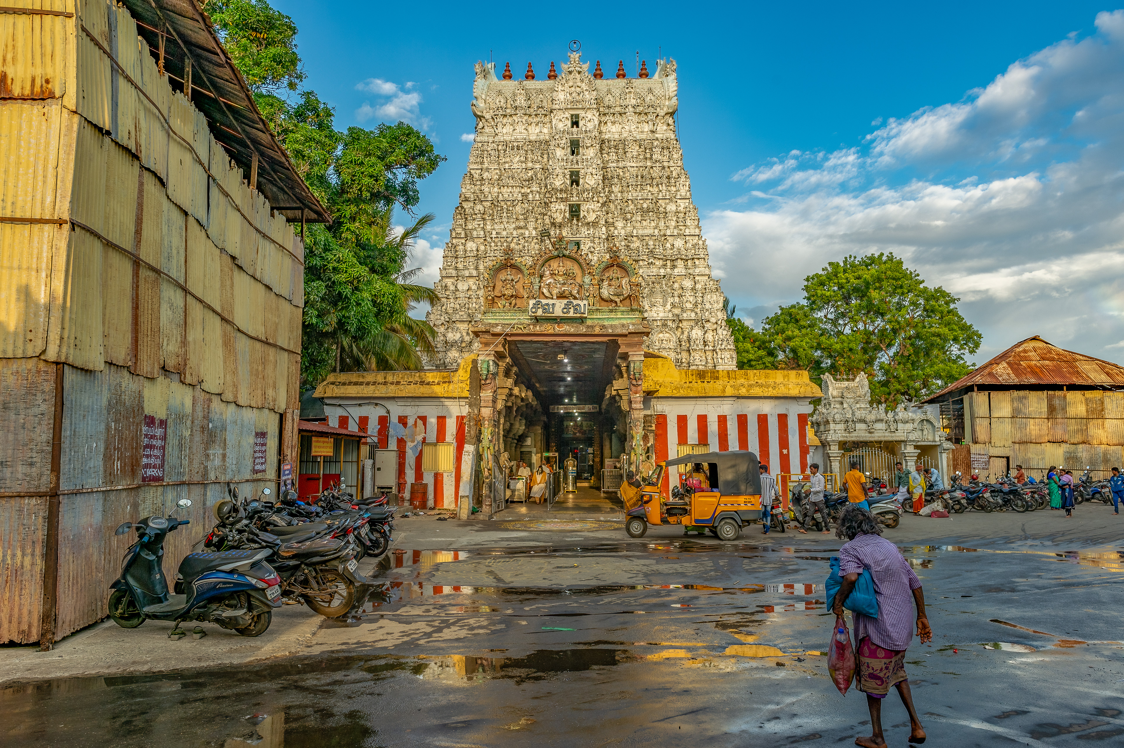 Sthanamalayan temple built by the Cholas, Suchindram