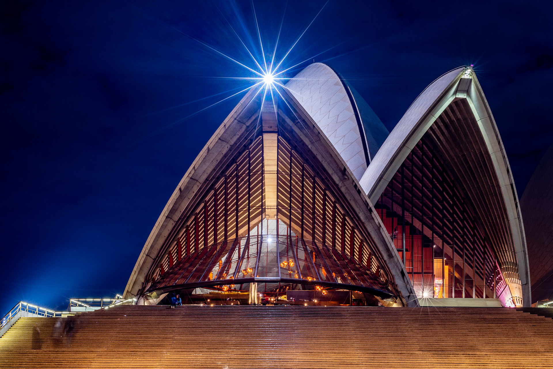 A view of the Sydney Opera House from the front. A pity that there are people all over the place. But then, such is life.