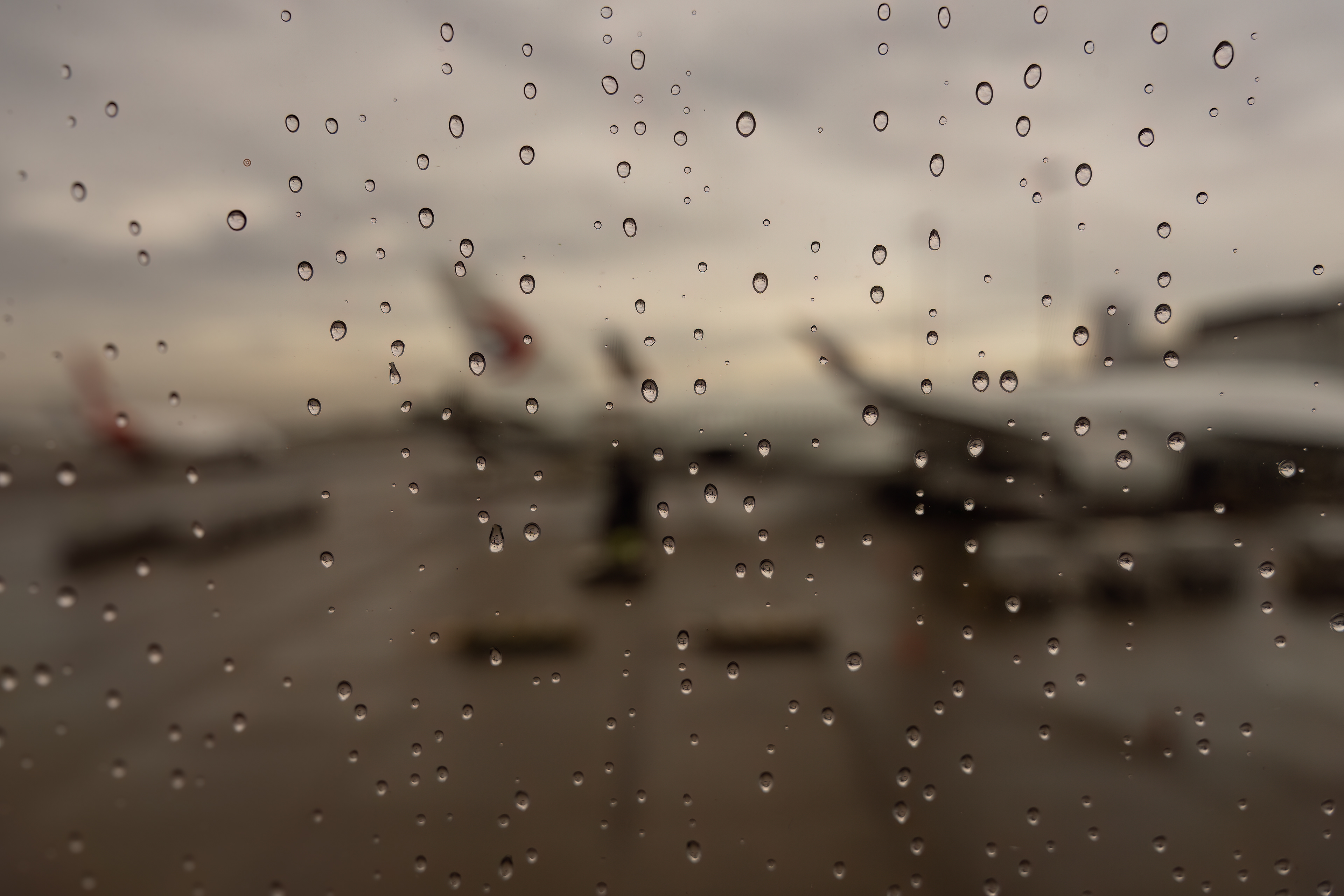 Raindrops on a plane window, United Airlines flight to San Francisco, Sydney Airport