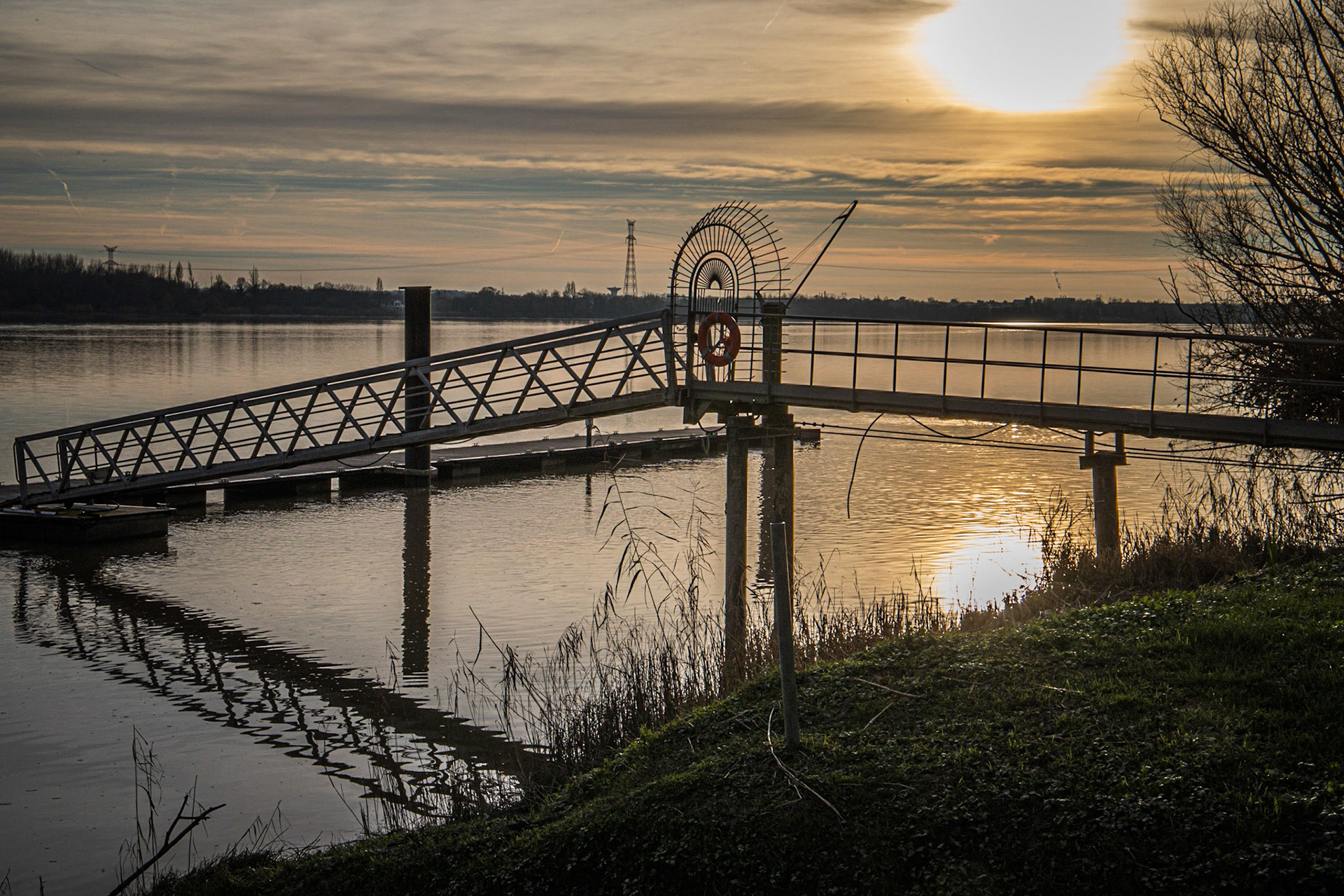 Coucher de soleil d'hiver sur la Dordogne au port de Asques