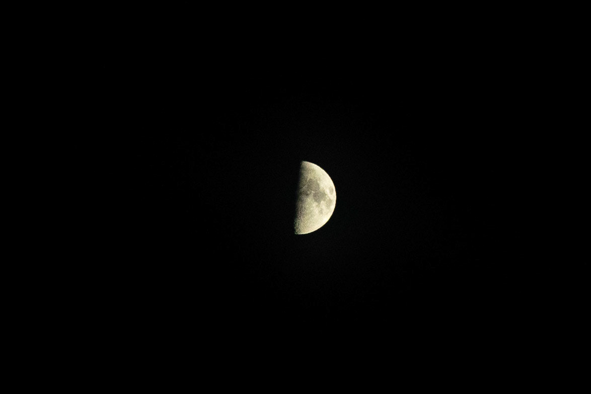 Incluso la luna tiene un lado oscuro
