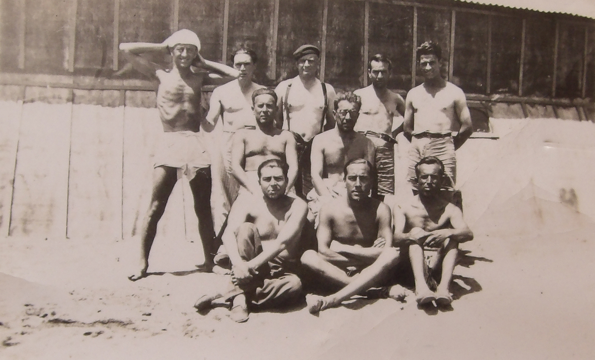 Groupe de réfugiés espagnols au camp de Saint-Cyprien.
