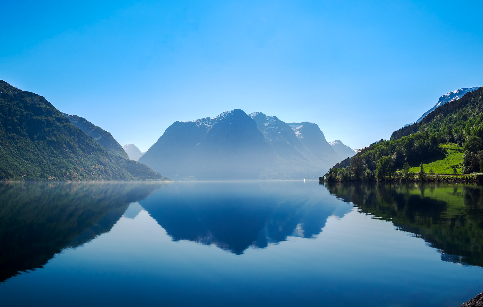 Perfekte Symmetrie bei der Fahrt durch Mittelnorwegen