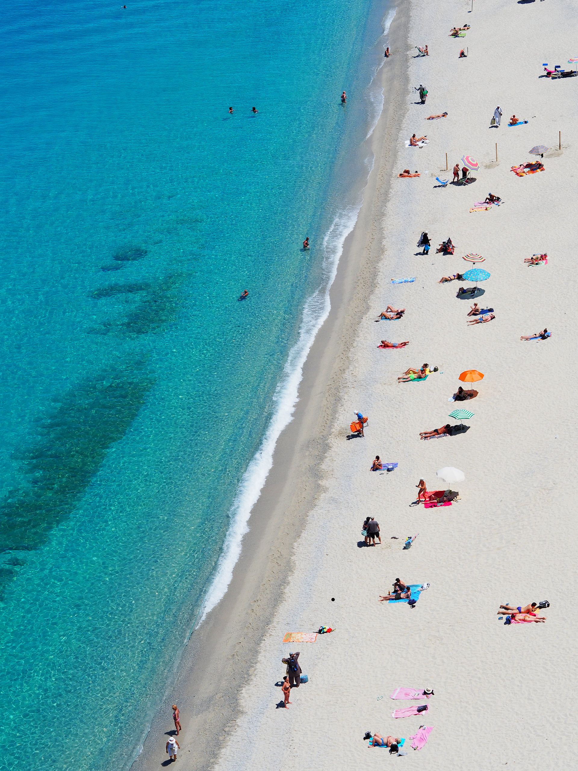 Menschen am Strand von Tropea