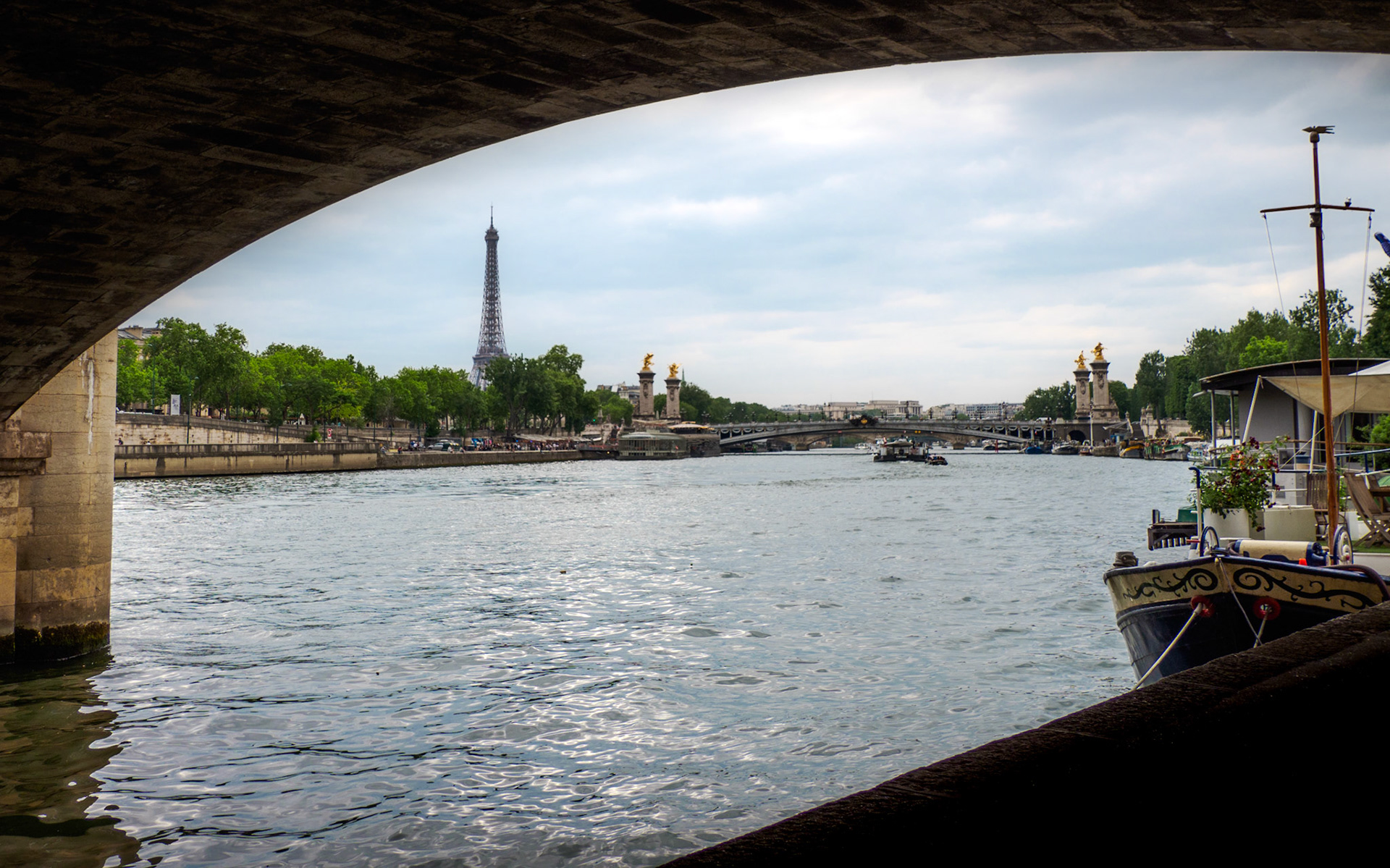 Blick über die Seine zum Eiffelturm