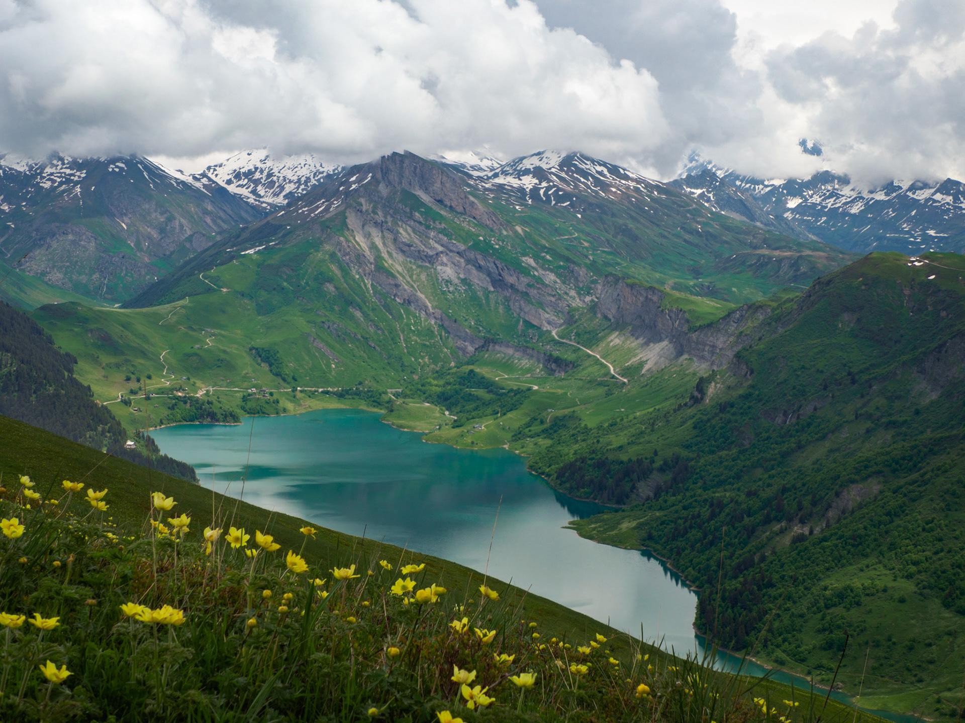 Blick vom Roche Parstire auf den Lac de Roselend