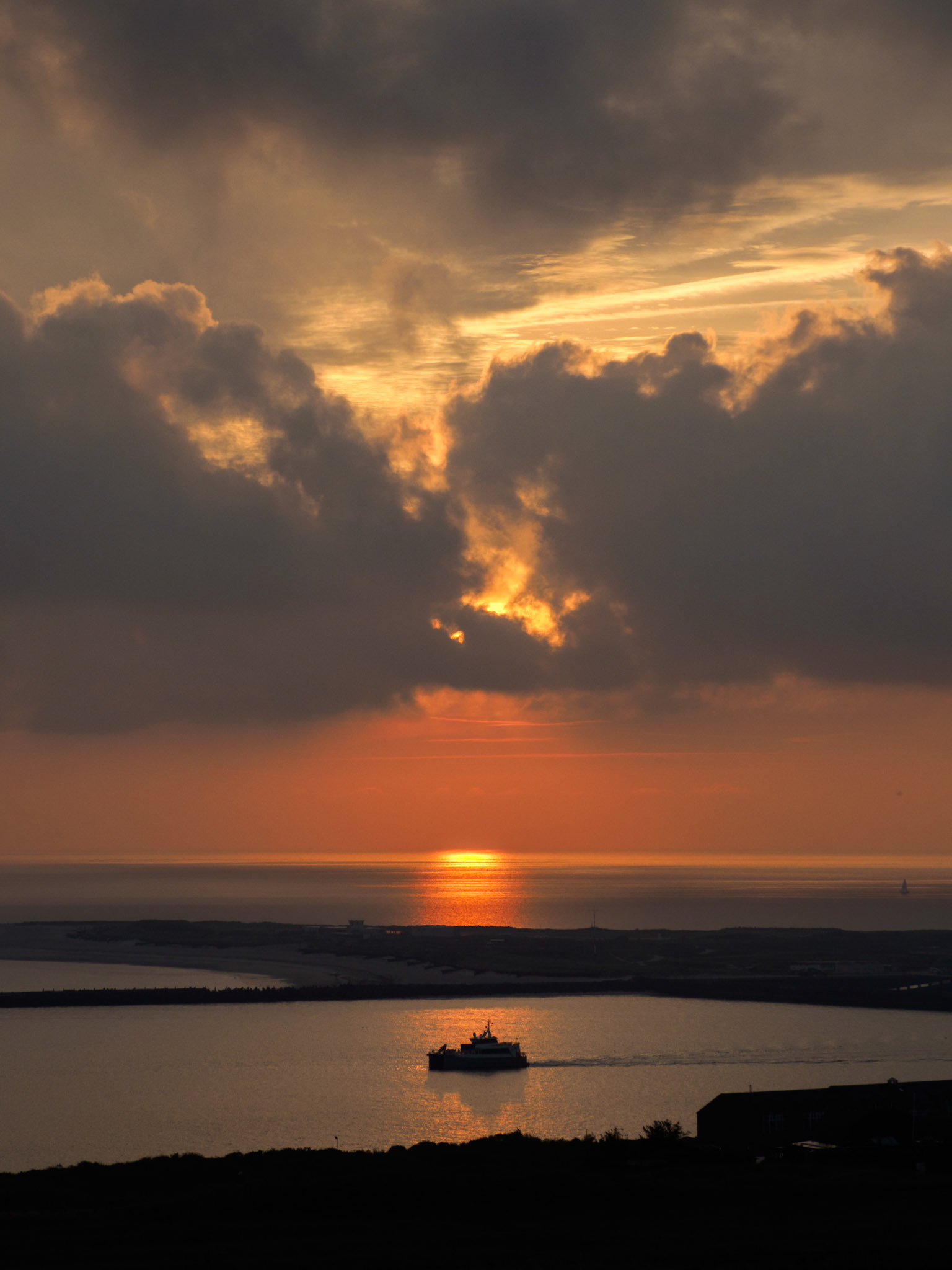 Boot zwischen der Hauptinsel 'Helgoland' und der Nebeninsel 'Düne'