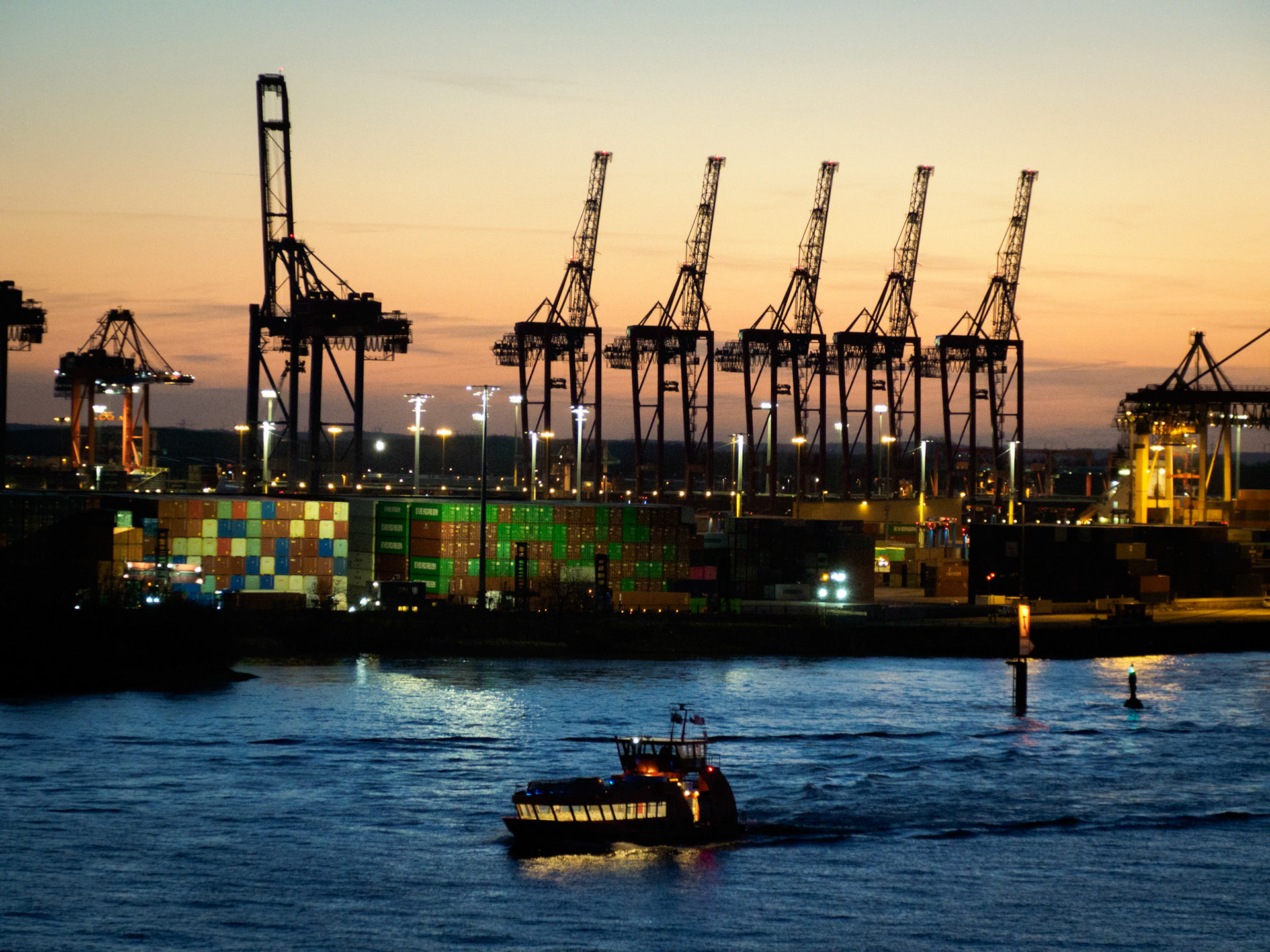 Blick von den Docklands in den Containerhafen