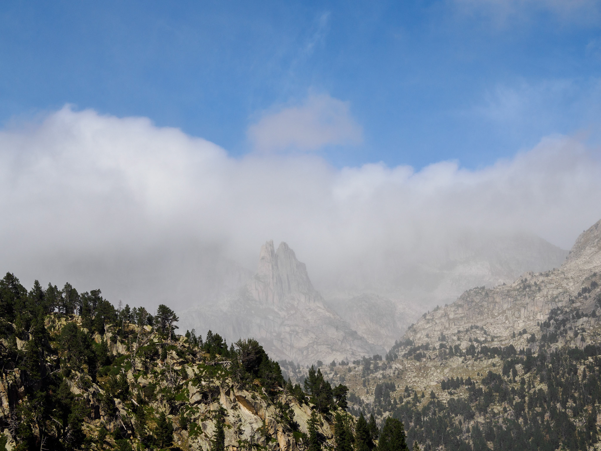 Agulles d'Amitges im Nebel