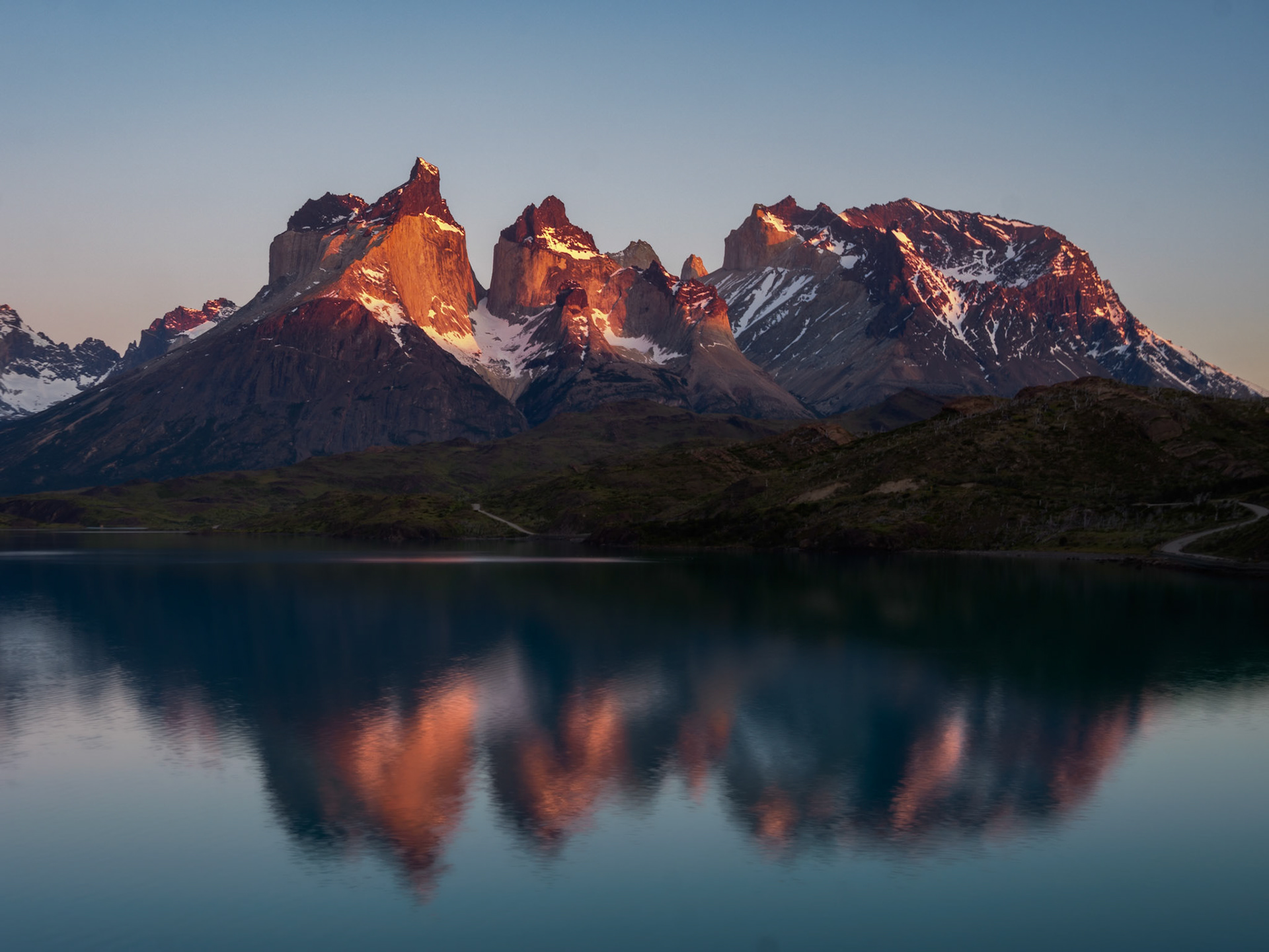 Cuernos del Paine im Sonnenaufgang am Lago Pehoe