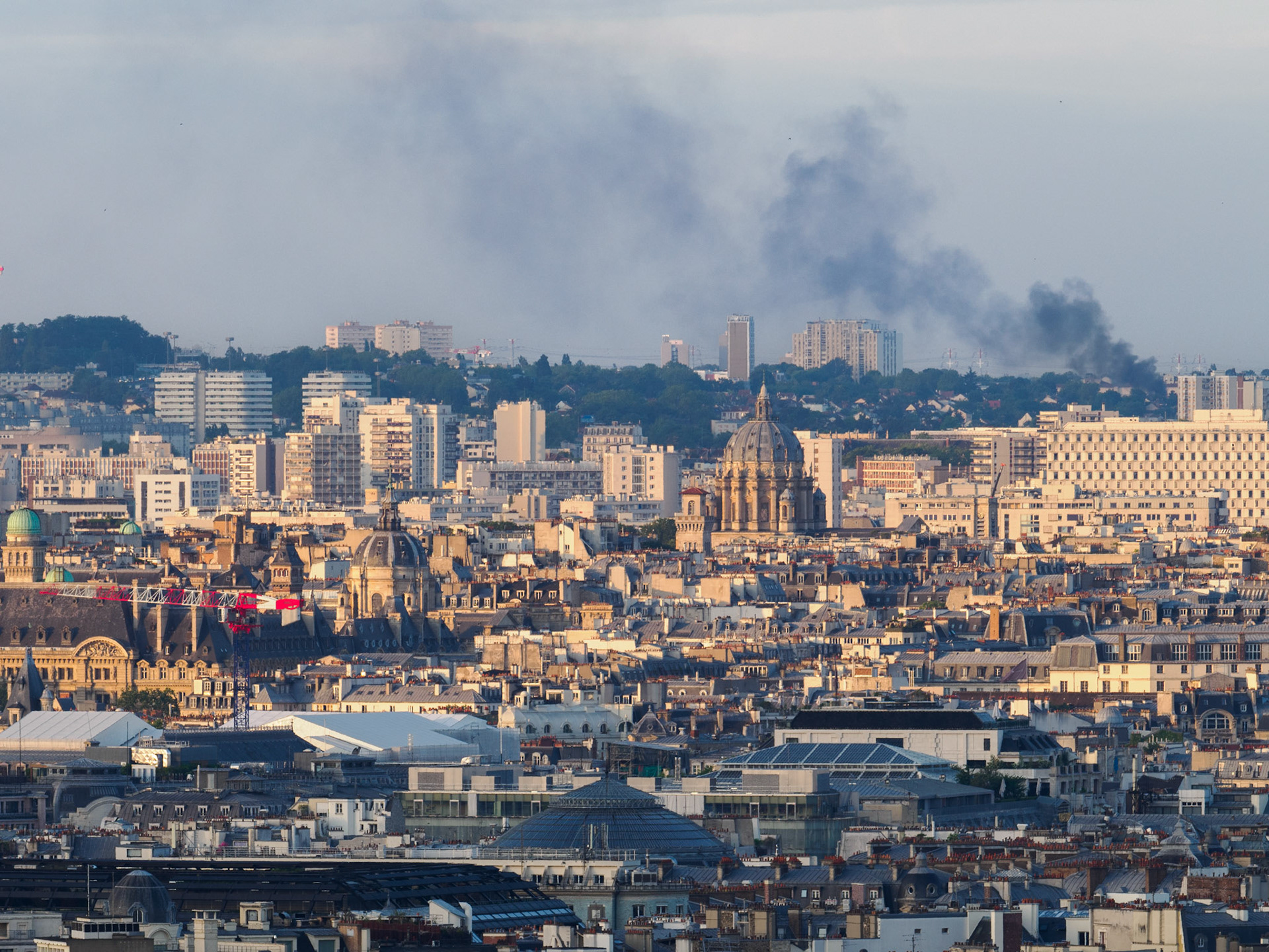 Rauch am Himmel zeugt von den Unruhen in Paris