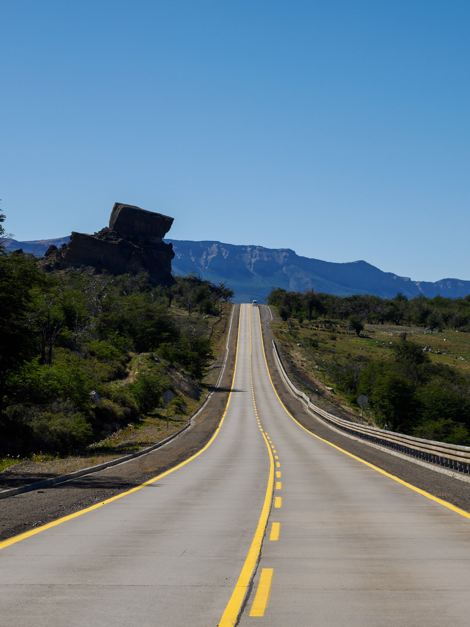 Imposante Felsformation am Straßenrand