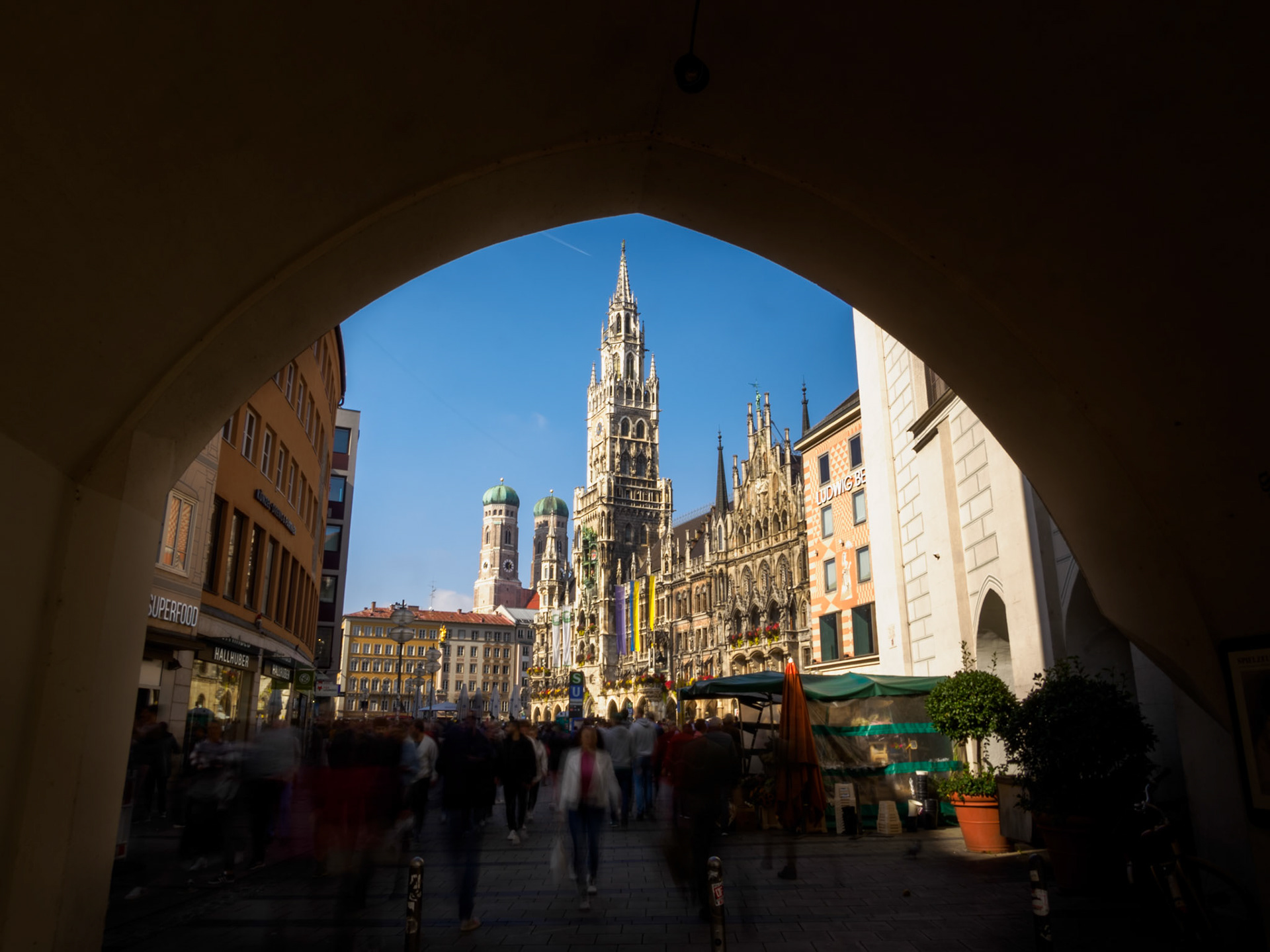 Blick auf den Marienplatz mit dem Neuen Rathaus und der Marienkirche