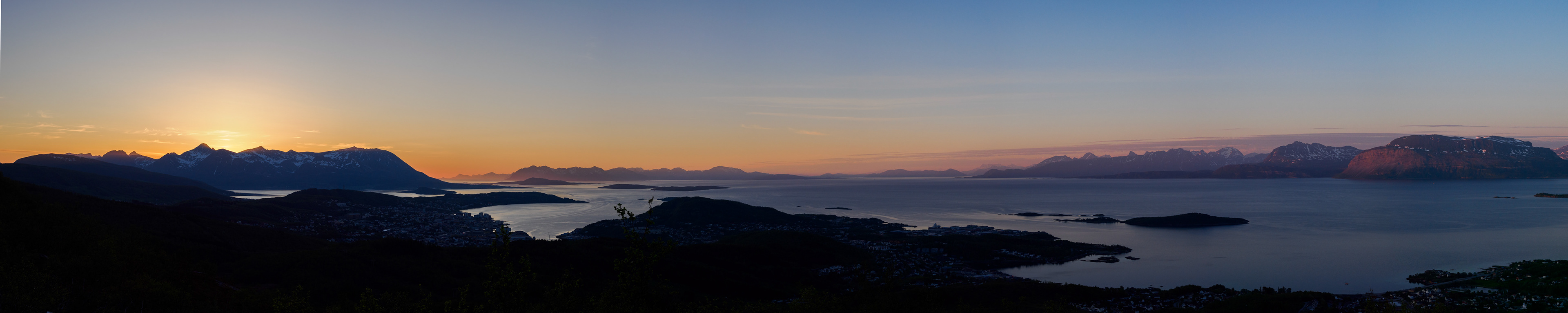 Mitternachtssonne - um 0:21 ist es noch hell, die Sonne ist nur kurz hinterm Berg