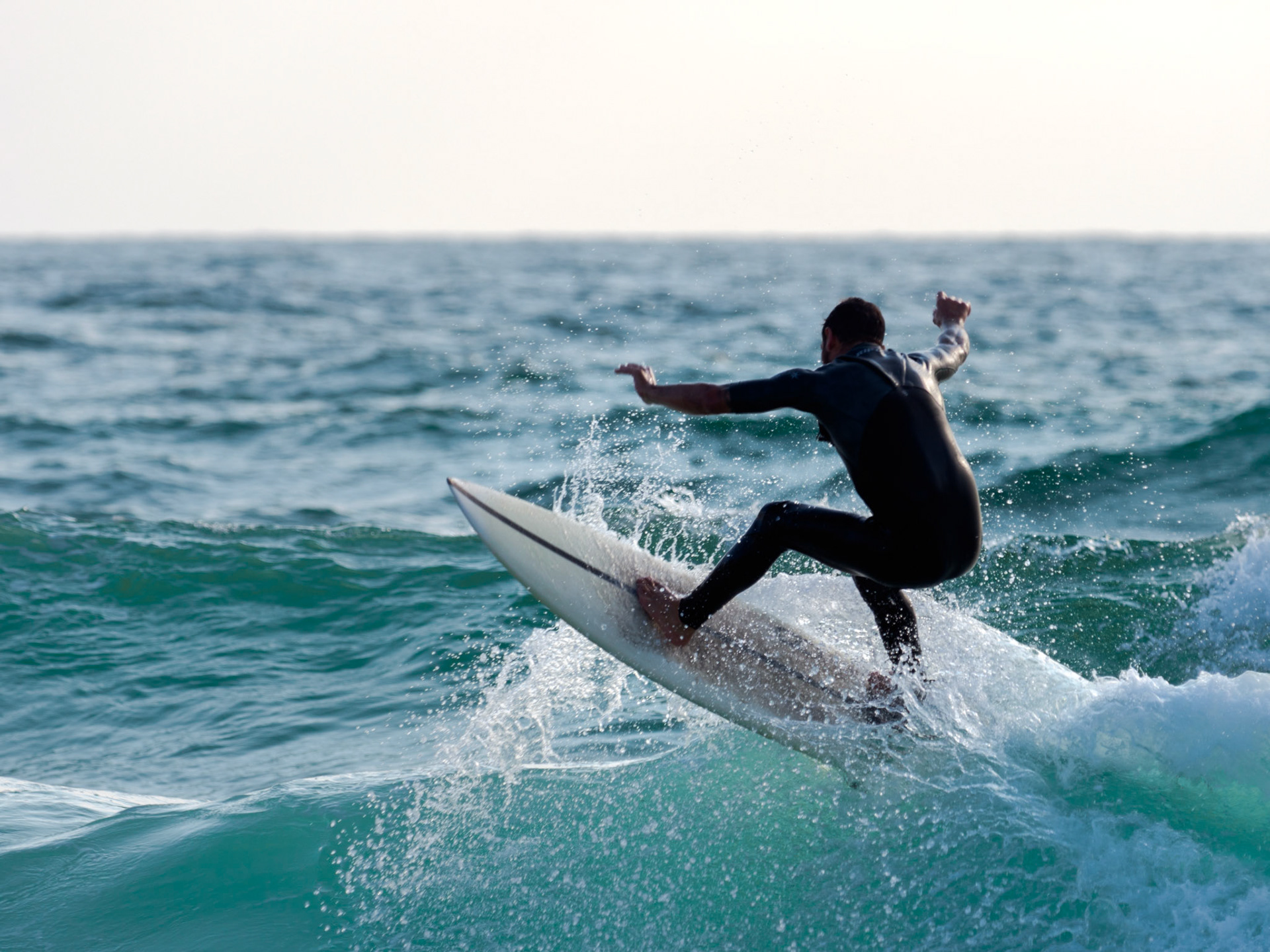 Surfer an der Küste von Penon