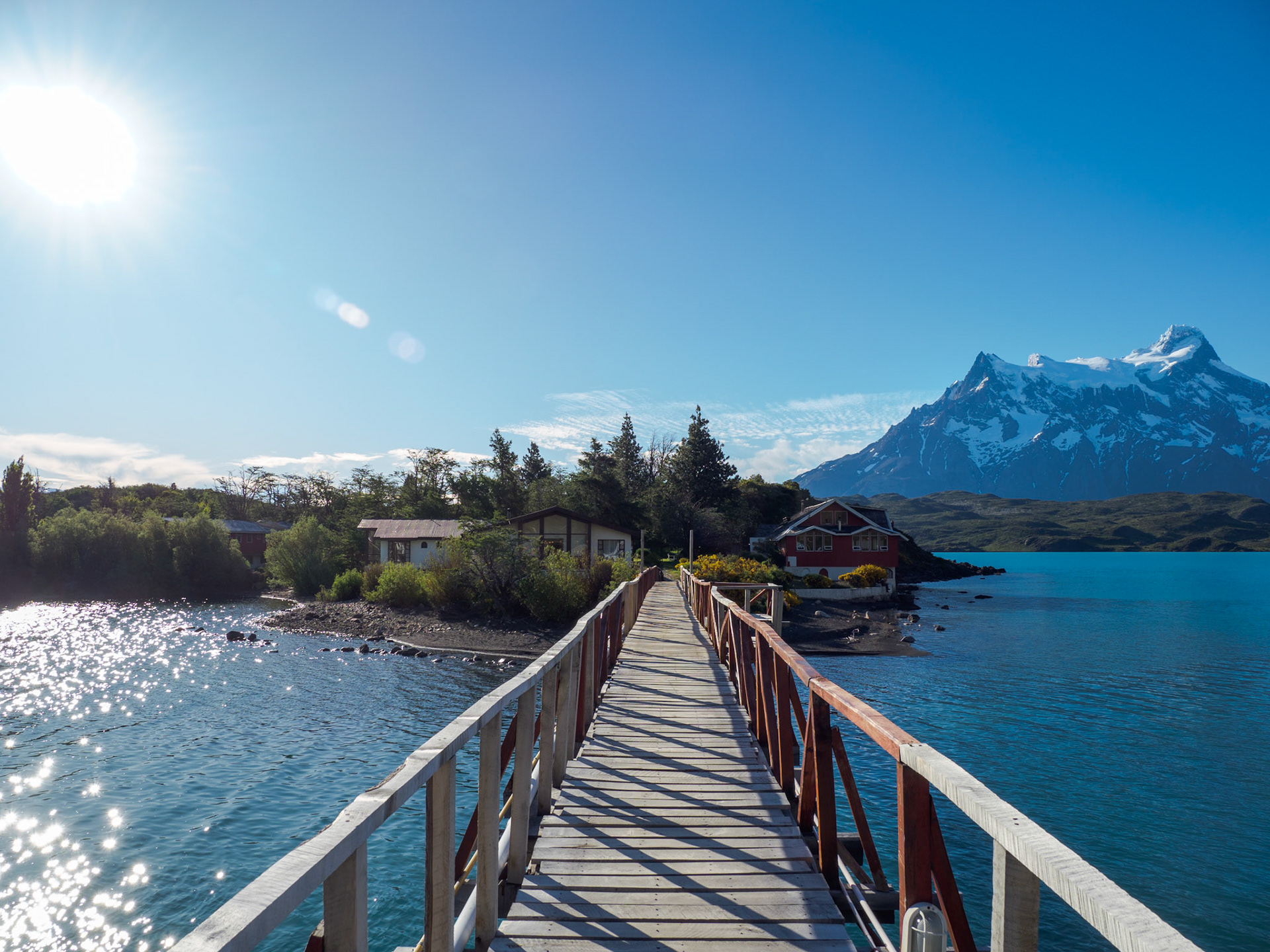 Kleine Brücke auf die Insel zum Hotel