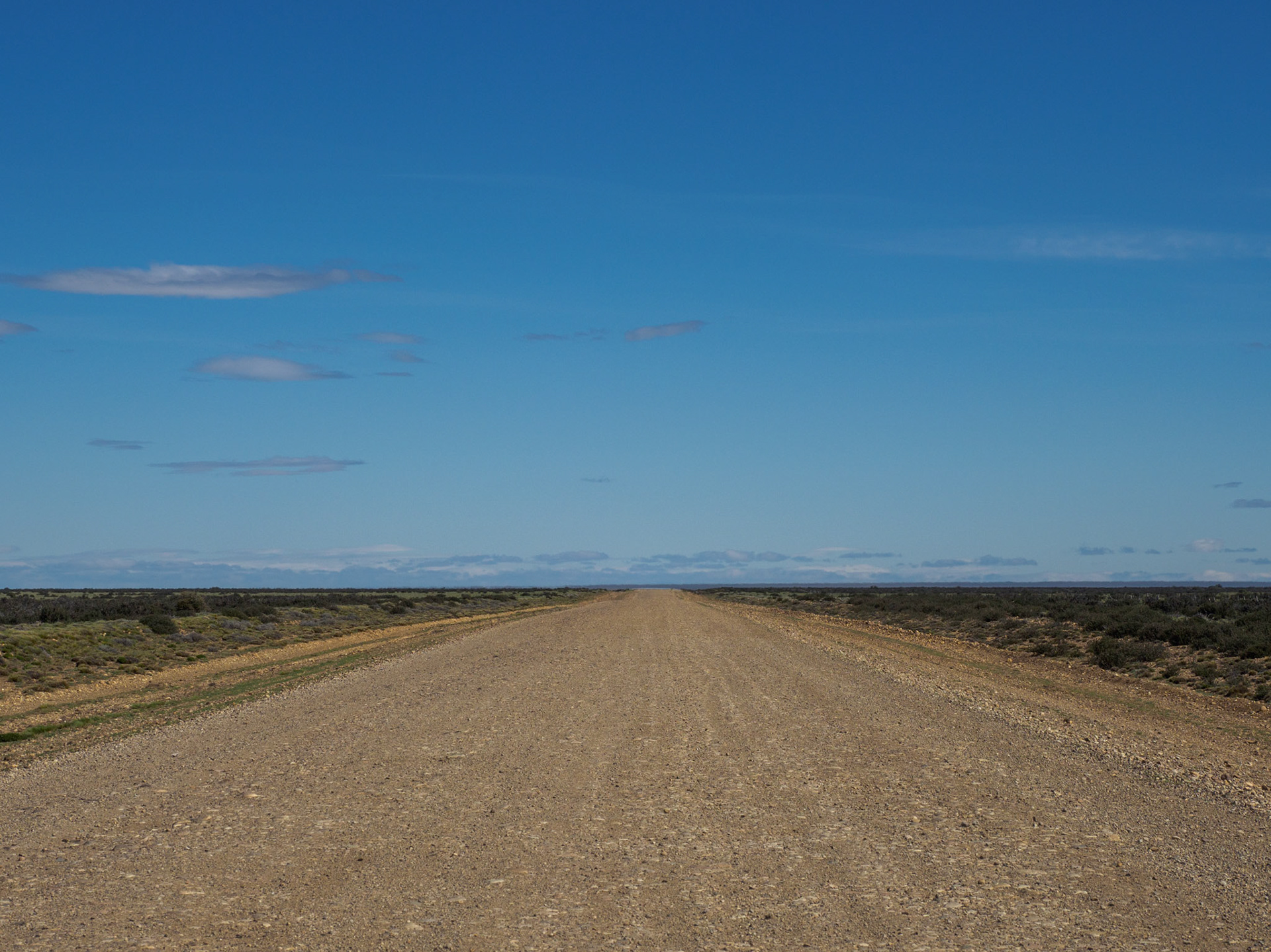 Typische Schotterpiste Patagoniens - viel Weite