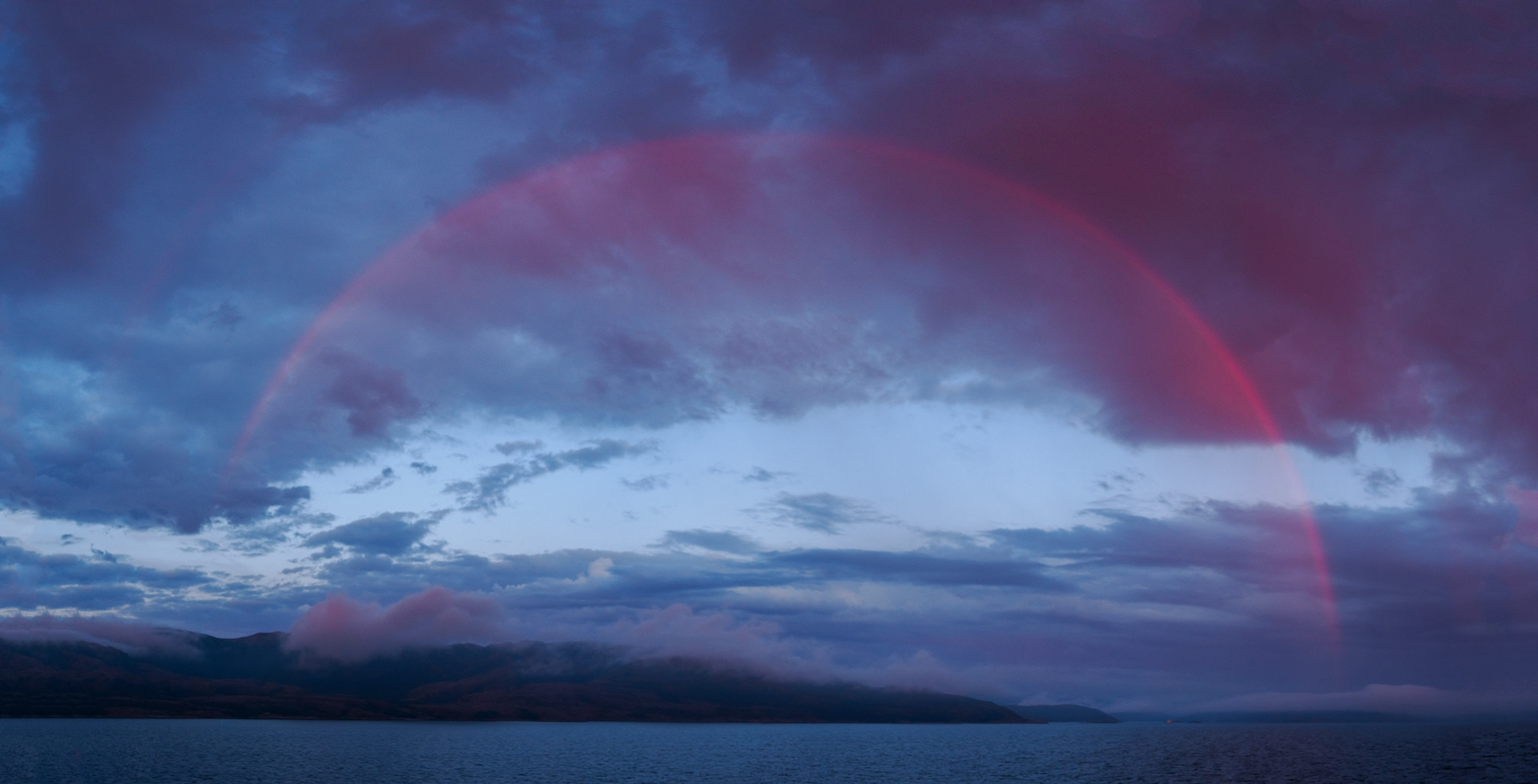 Ein Regenbogen im Abendlicht