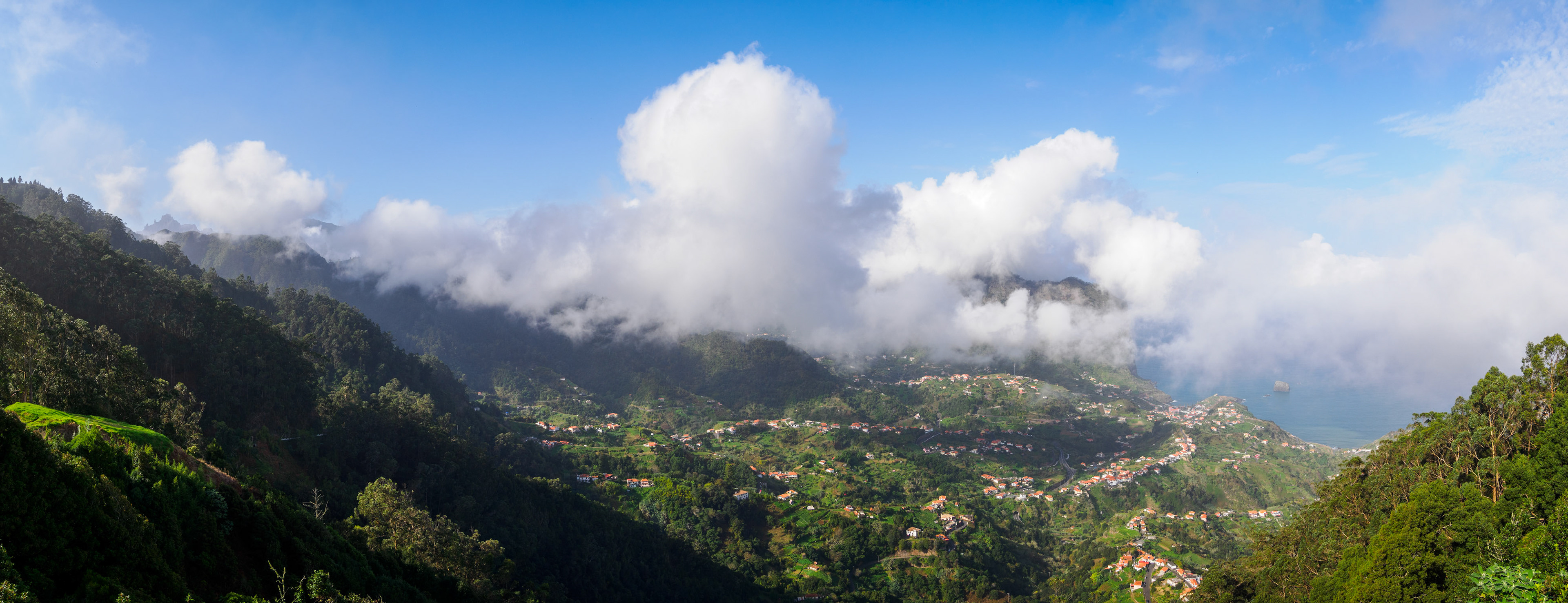 Blick vom „Miradouro da Portela“ auf Porto da Cruz