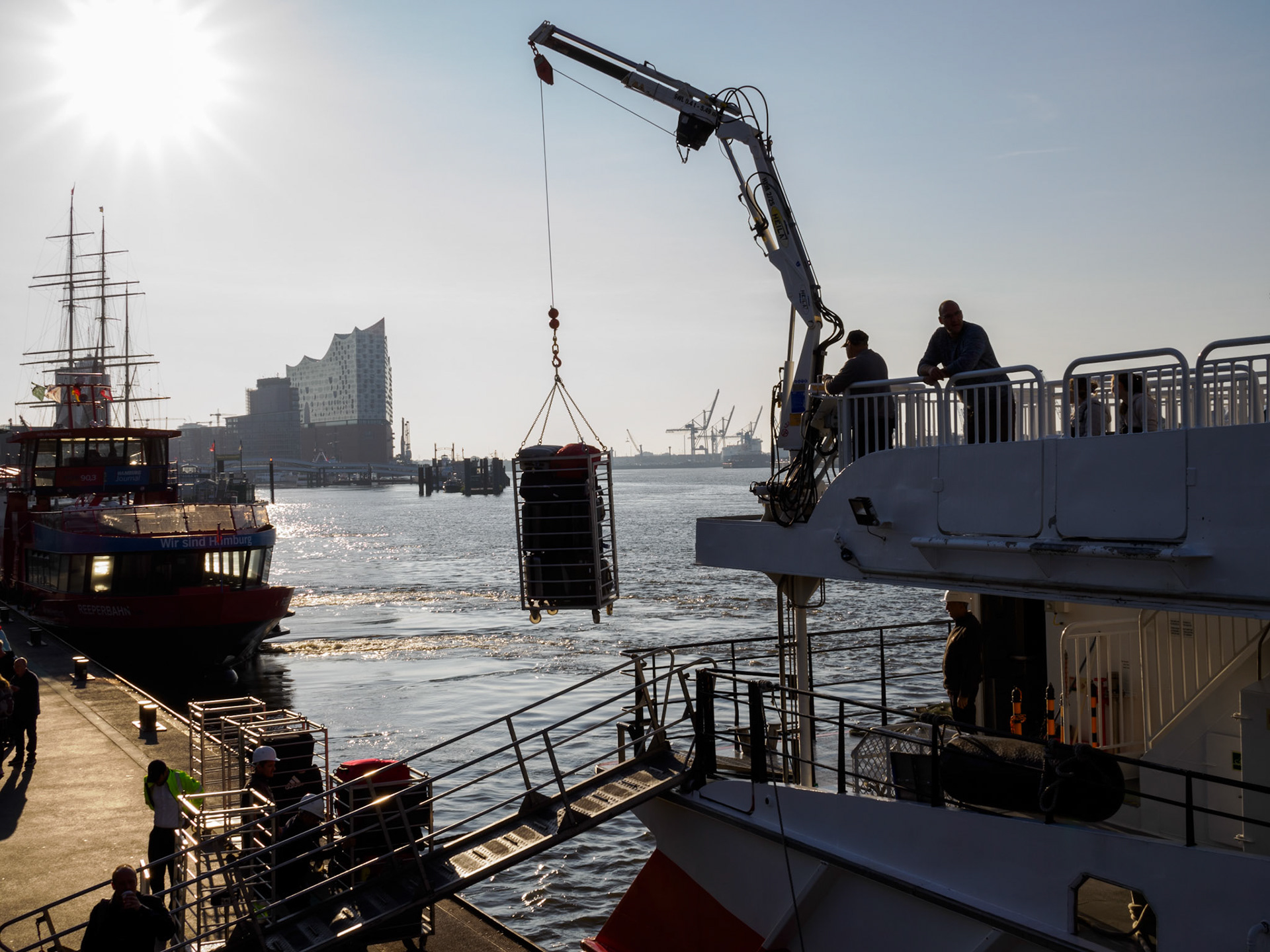 Beladen der Fähre an den Landungsbrücken