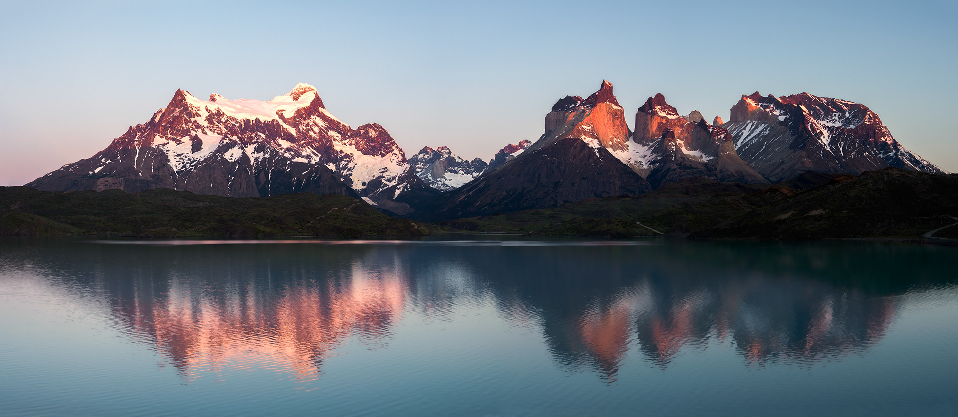 Cuernos del Paine und der Cerro Paine Grande im Sonnenaufgang am Lago Pehoe