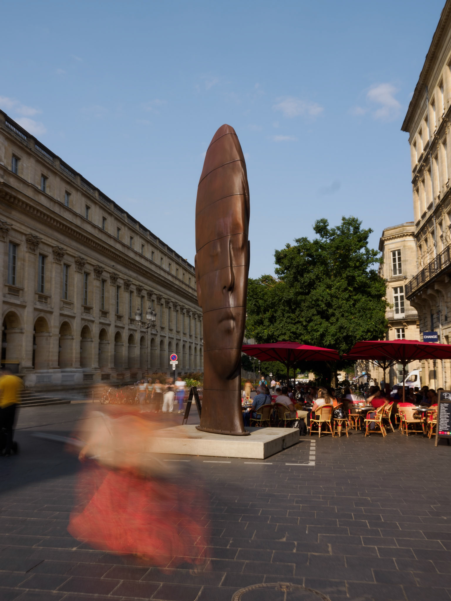 Sculpture Sanna vor der Oper von Bordeaux