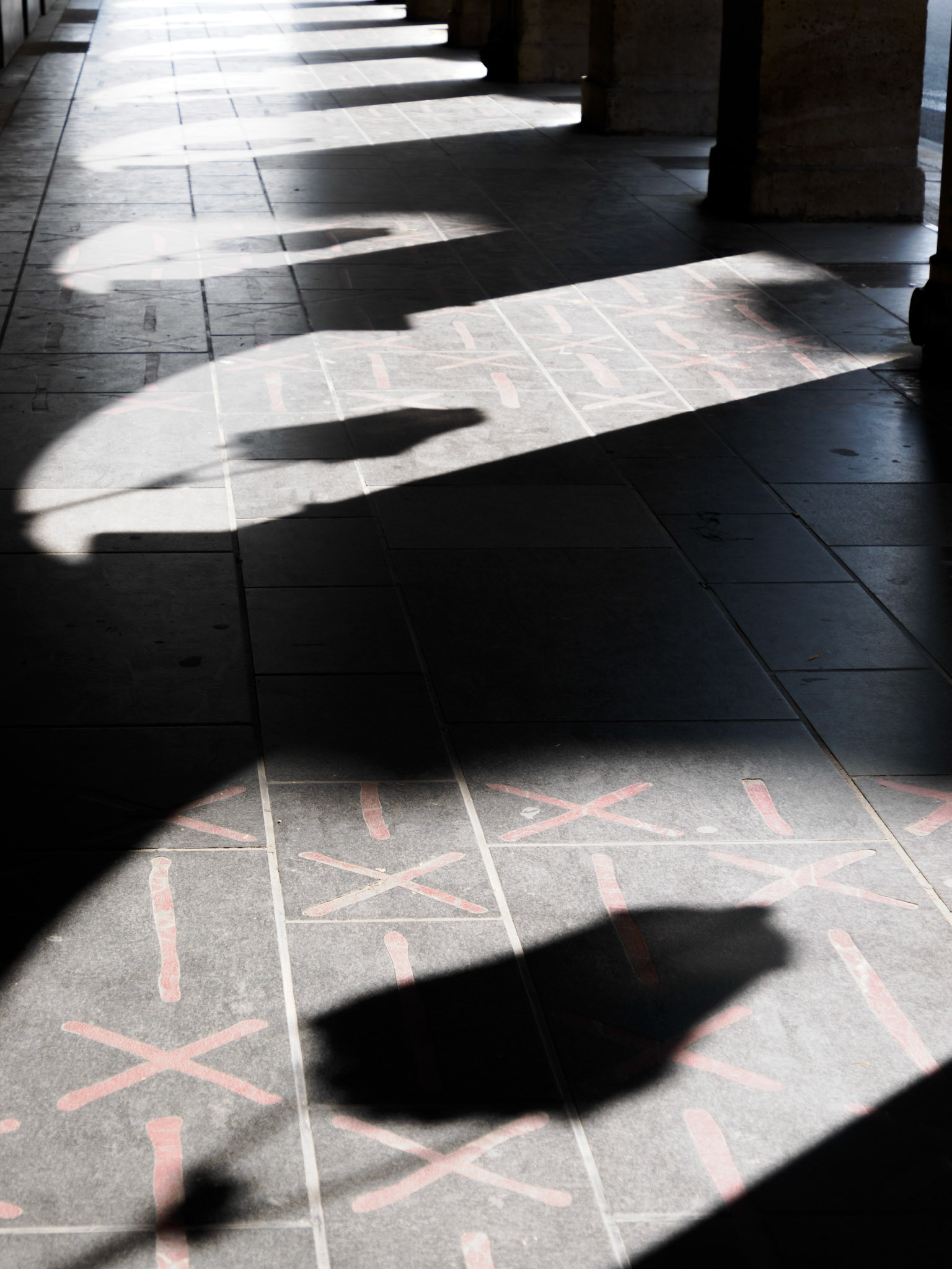 Schattenspiele in einer Passage am Place des Pyramides