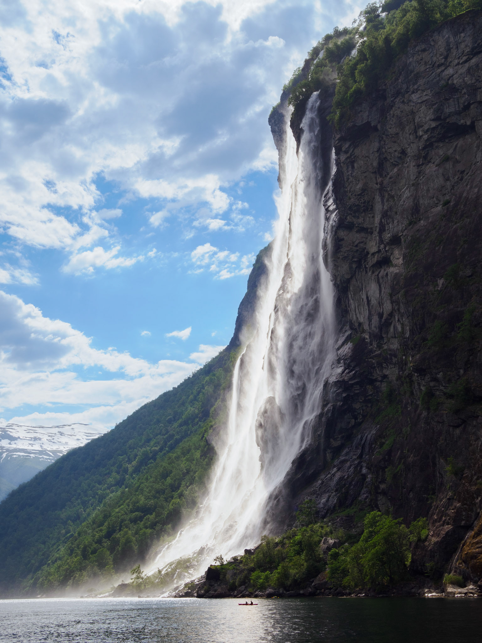 Sieben Schwestern-Wasserfall - Kayak for scale