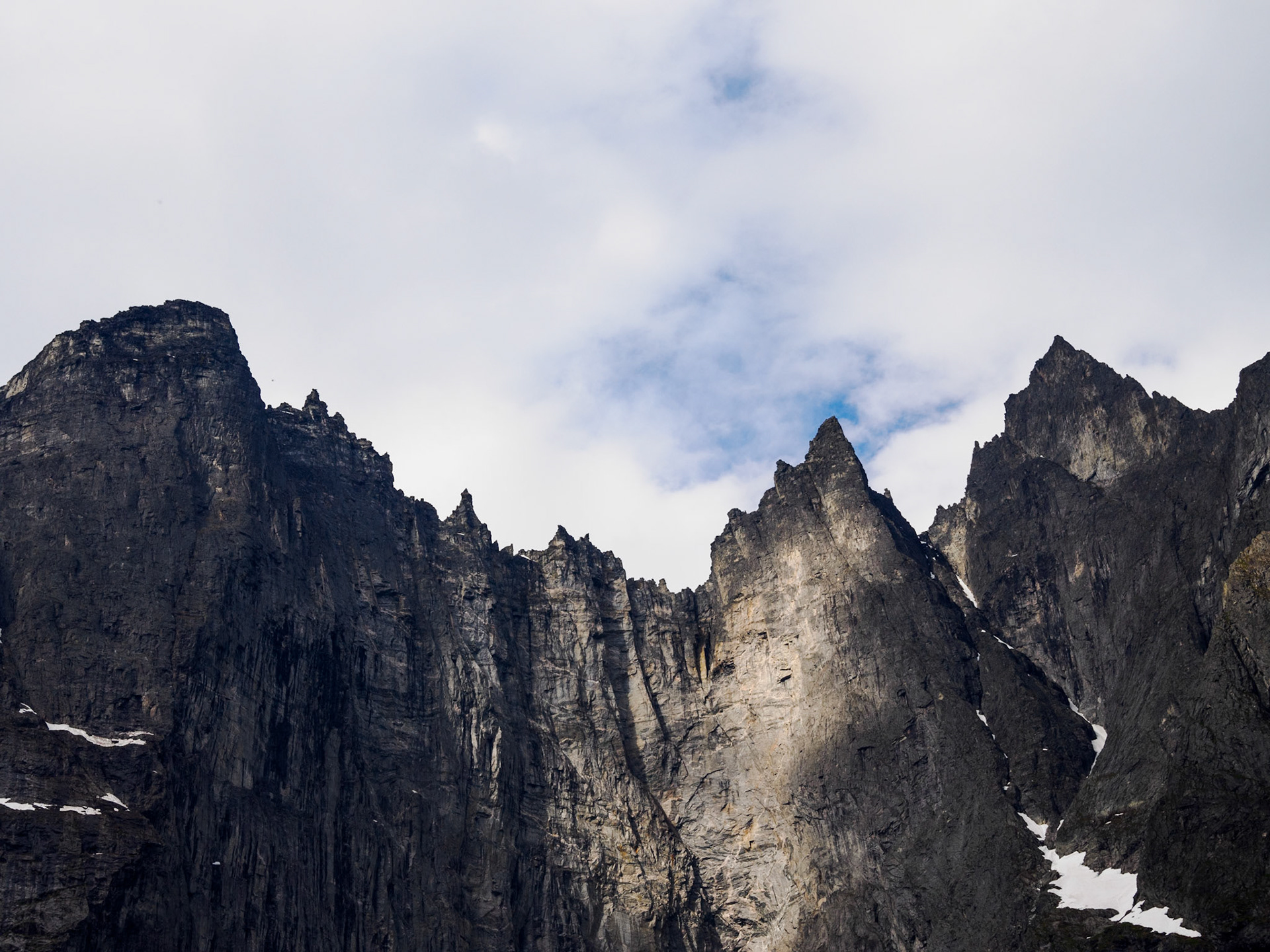 Die Trollwand im Morgenlicht