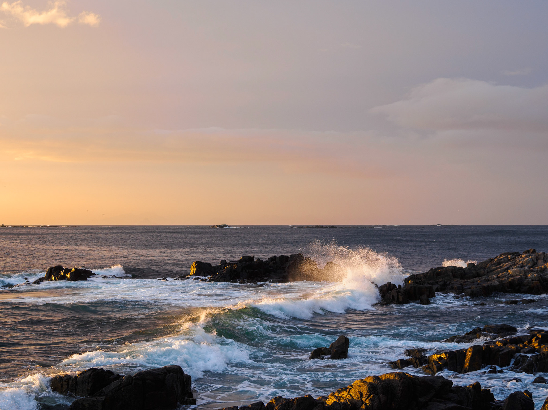 Mitternachtssonne am Strand von Kvalnes - 23:34