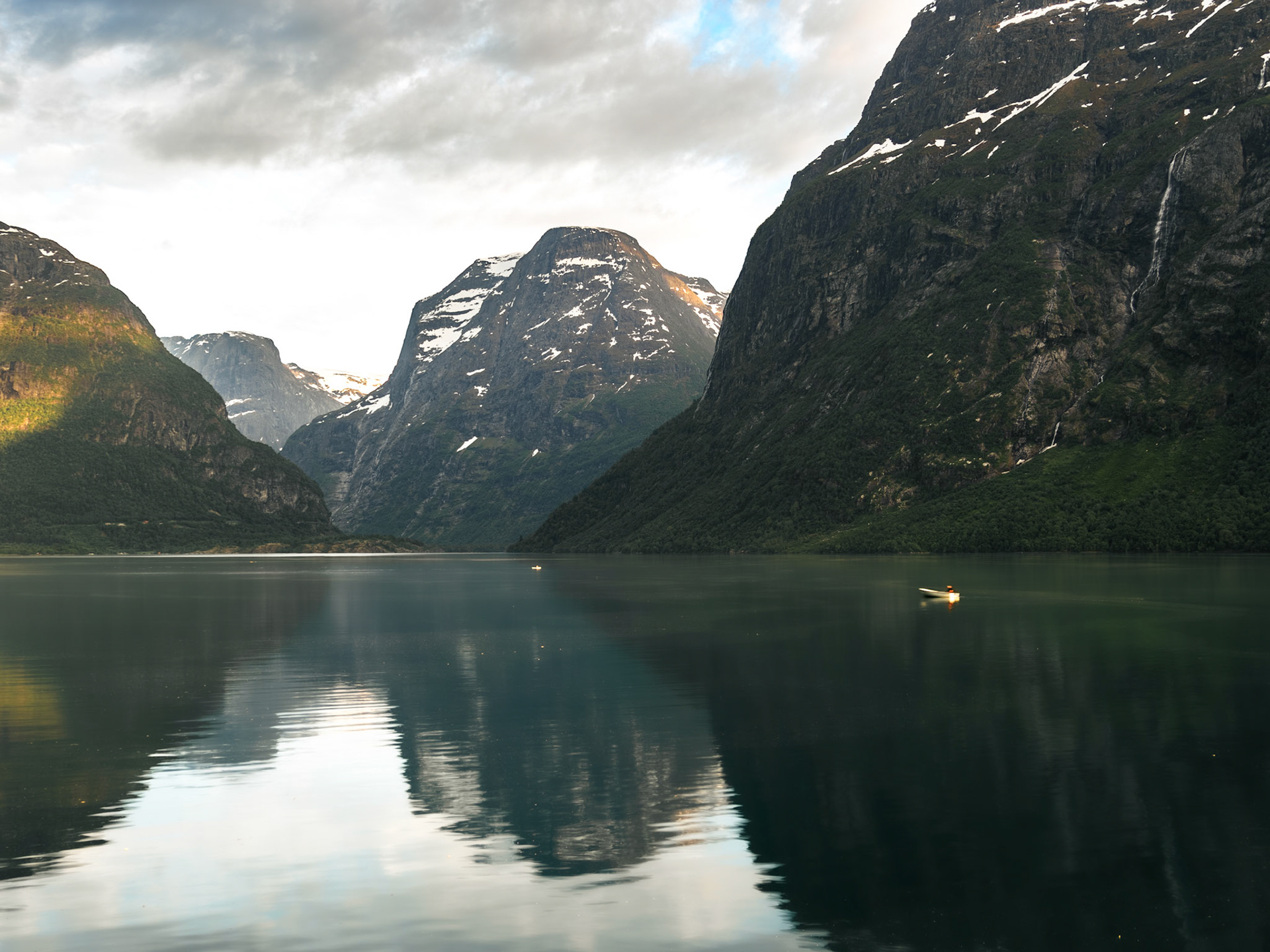 Ein kleines Ruderboot  im Jostedalsbreen Nationalpark