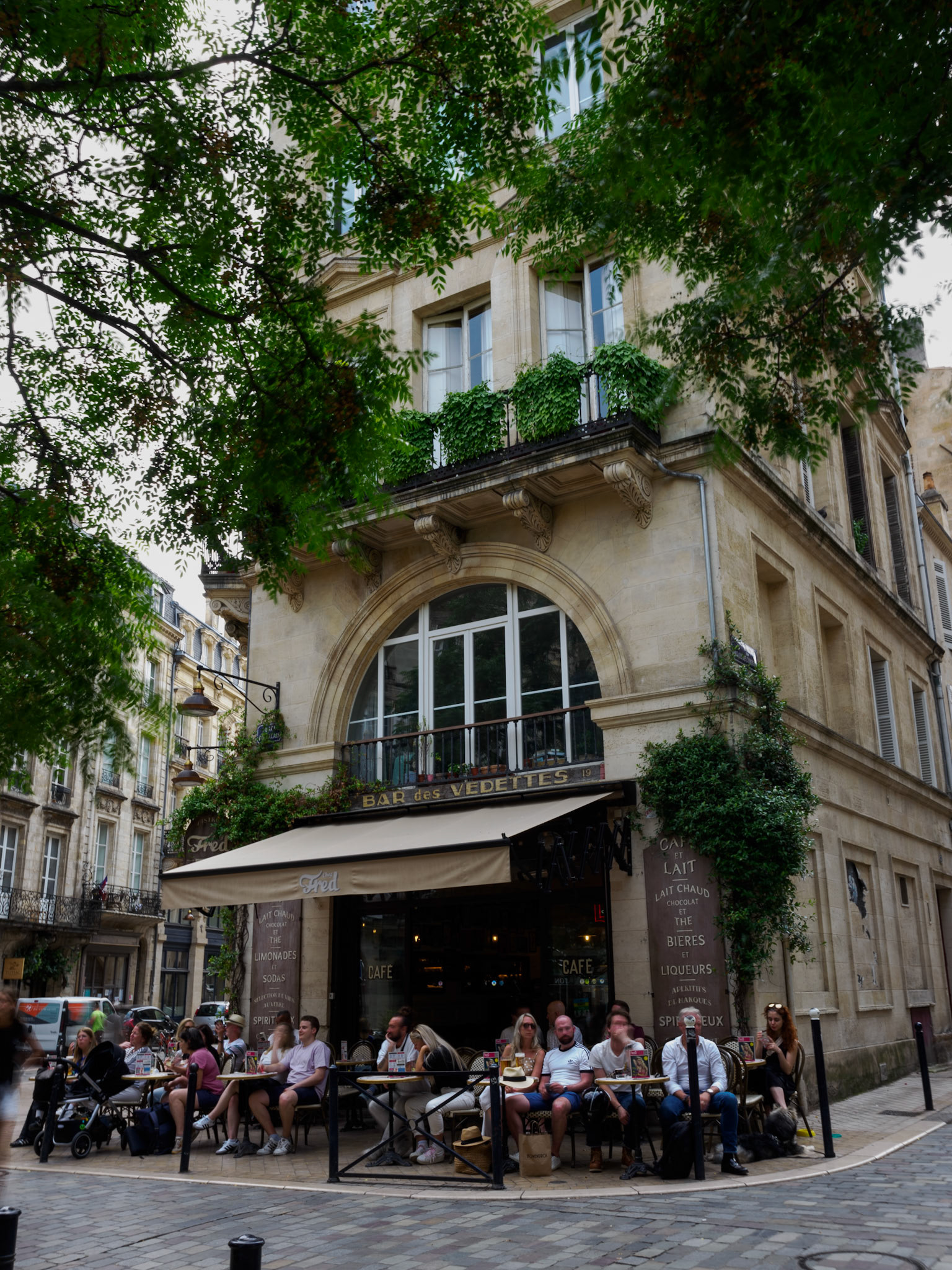 Eine typische Bar in Bordeaux