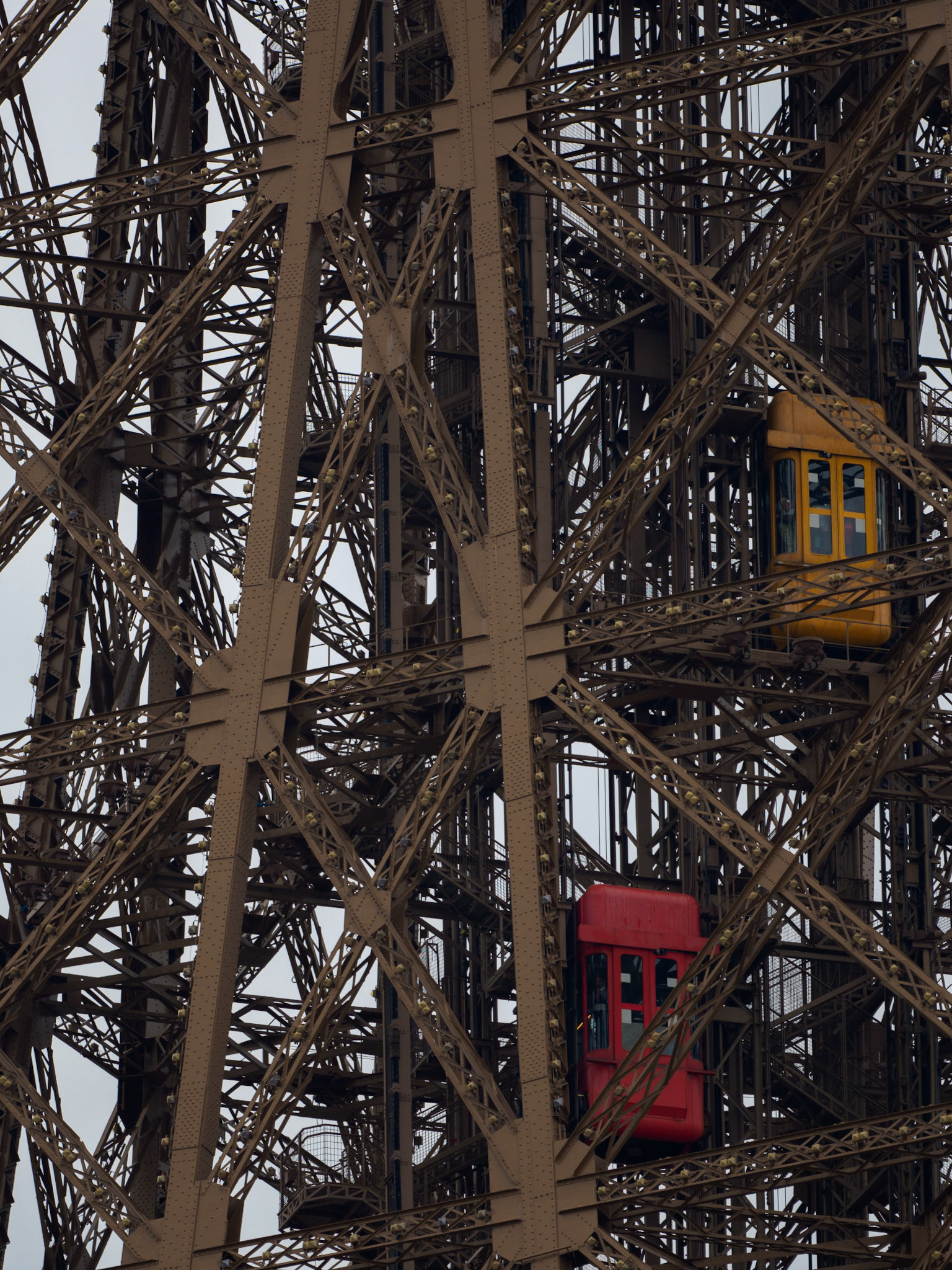 Die bunten Aufzüge des Eiffelturms