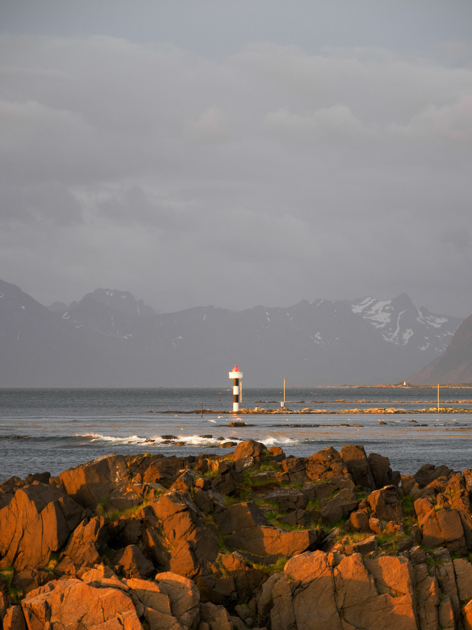 Mitternachtssonne am Strand von Kvalnes - 23:40