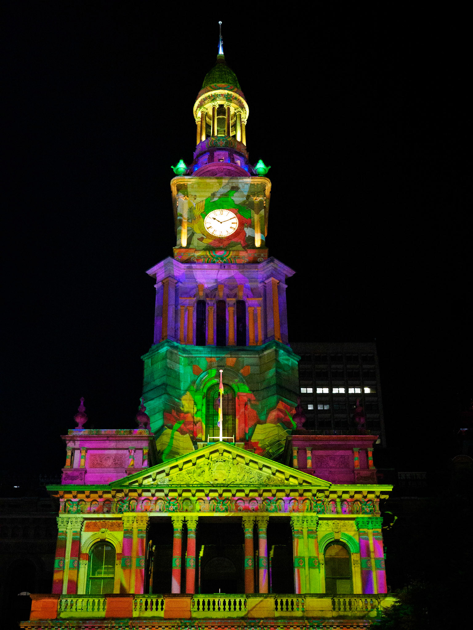 Beleuchtetes Rathaus zum Chinesischen Neujahrsfest